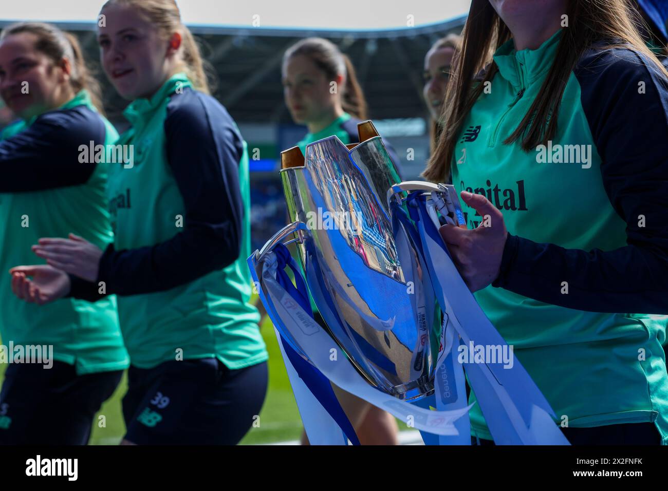 Il Cardiff City FC Women ha sfilato il titolo dell'Adran Premier prima della partita durante la partita del campionato Sky Bet al Cardiff City Stadium, Galles. Data foto: Sabato 20 aprile 2024. Foto Stock