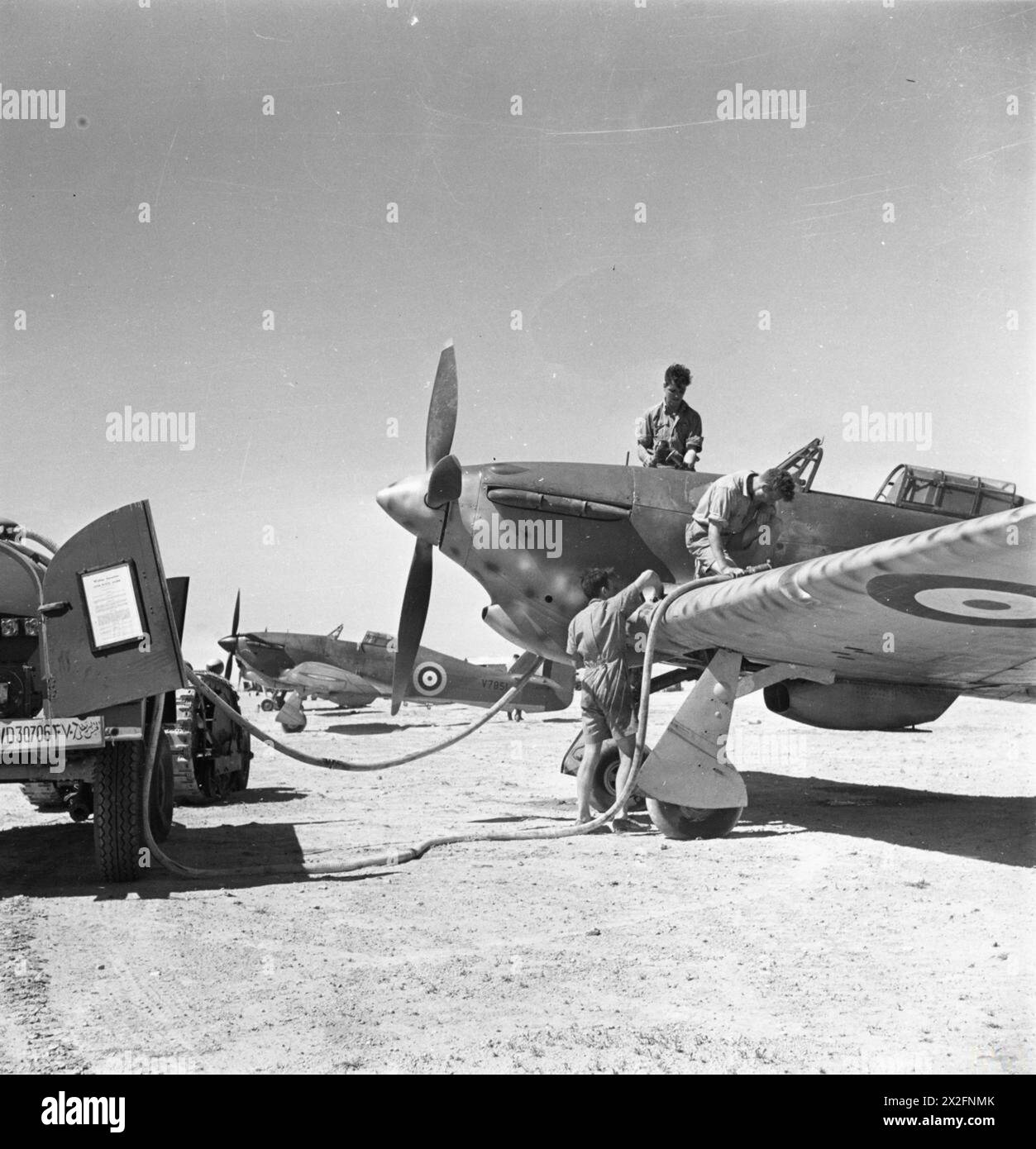 Fotografia ufficiale che mostra un gruppo di persone durante un evento, catturando la scena a scopo di documentazione. Foto Stock