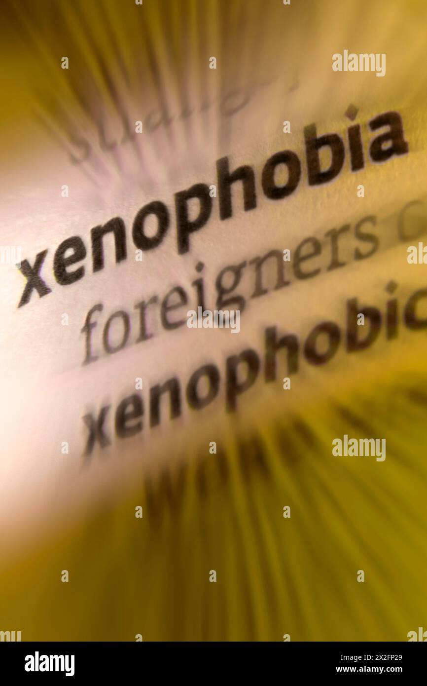 Zenofobia - un odio profondamente radicato nei confronti degli stranieri, un'irragionevole paura o odio nei confronti degli sconosciuti, in particolare delle persone di altre razze o credo. Foto Stock