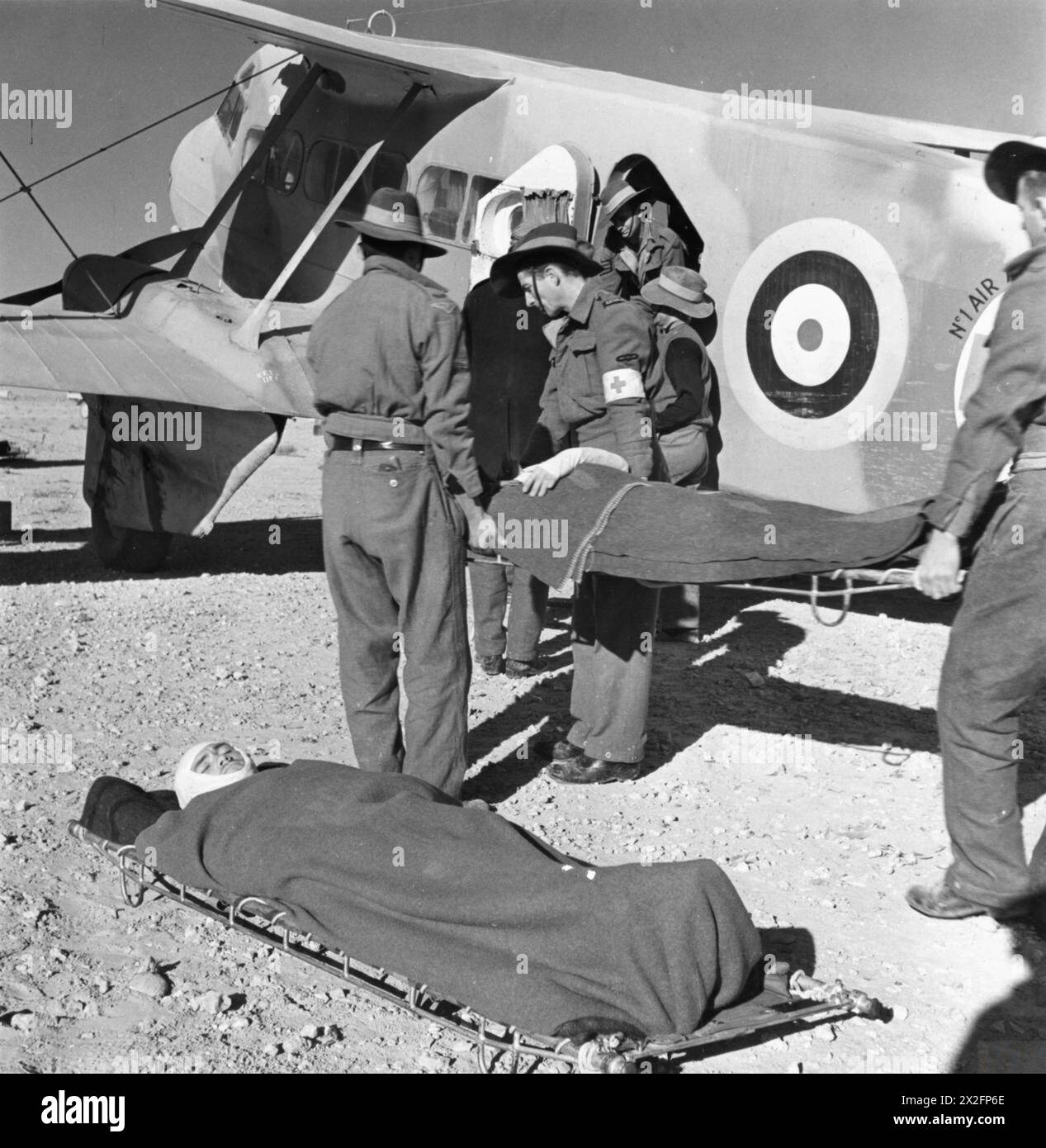 Fotografia ufficiale che mostra un gruppo di persone durante un evento, catturando la scena a scopo di documentazione. Foto Stock
