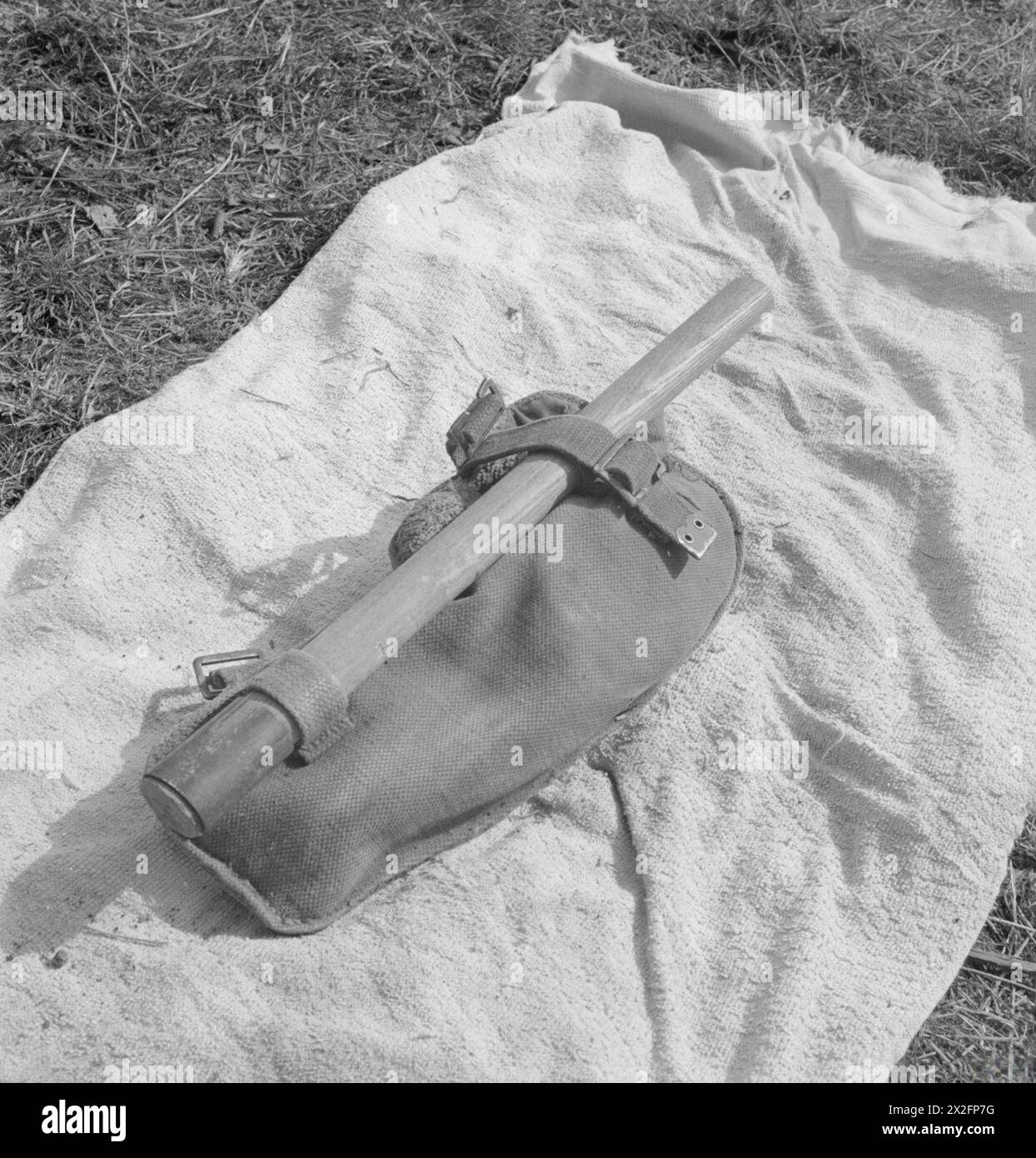 Un fante britannico porta con sé una valigetta portautensili come parte del suo equipaggiamento da combattimento personale. Foto Stock