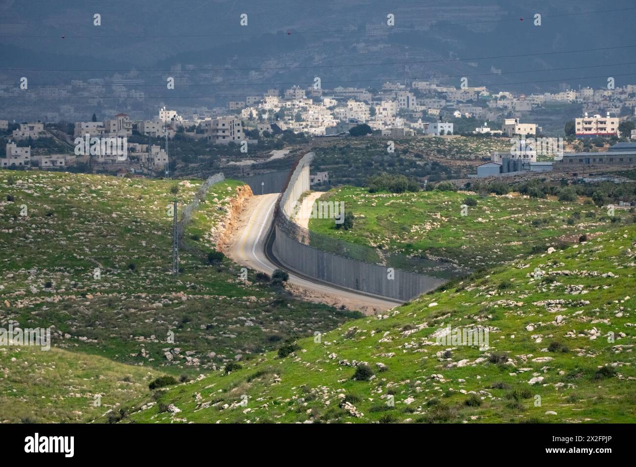 Muro di separazione concreto tra Israele e Palestina ai piedi della Giudea in Cisgiordania Foto Stock