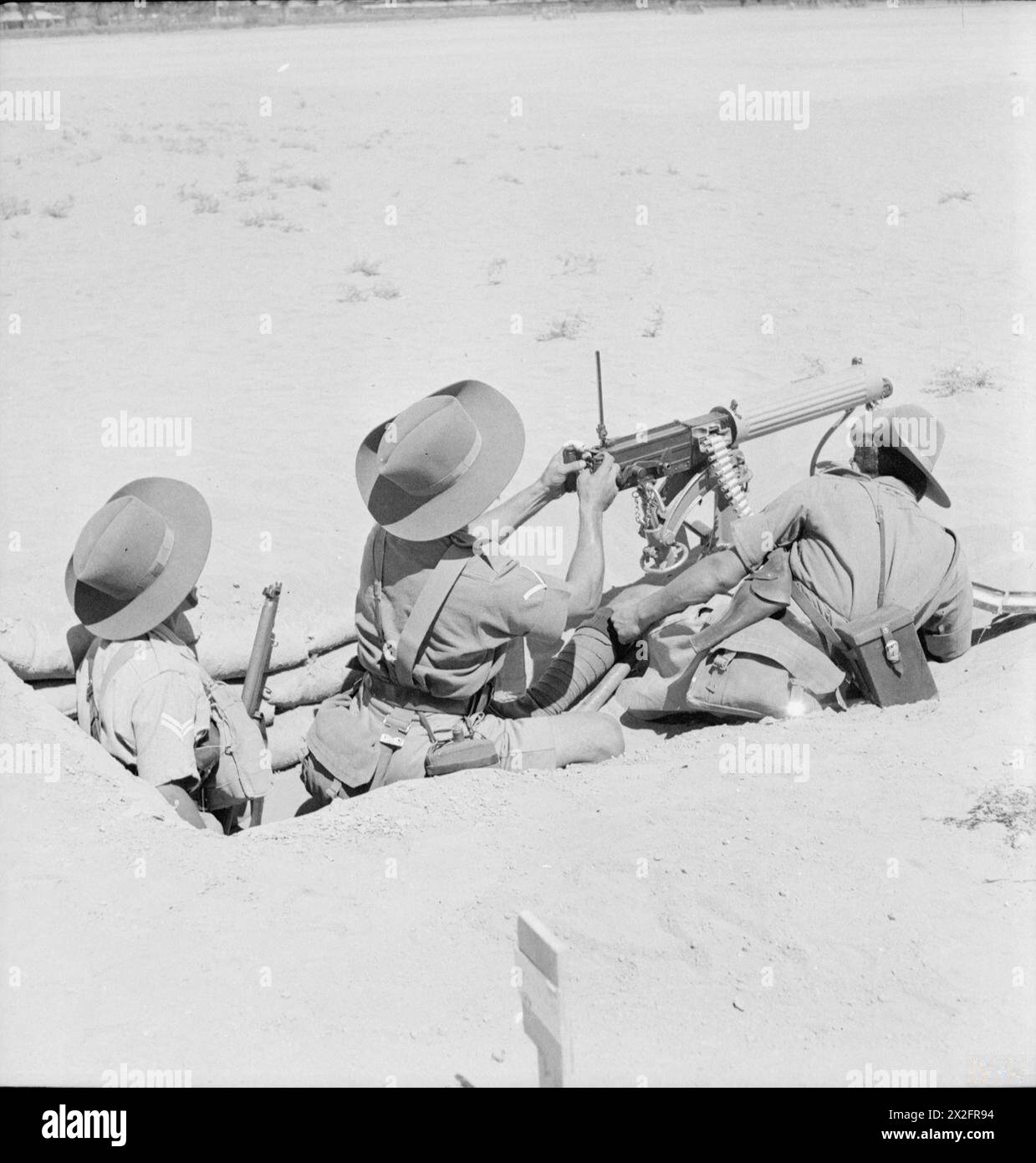 CECIL BEATON IN MEDIO ORIENTE FEBBRAIO-LUGLIO 1942 - addestramento dei prelievi iracheni con una mitragliatrice, RAF Habbaniya, Iraq Foto Stock