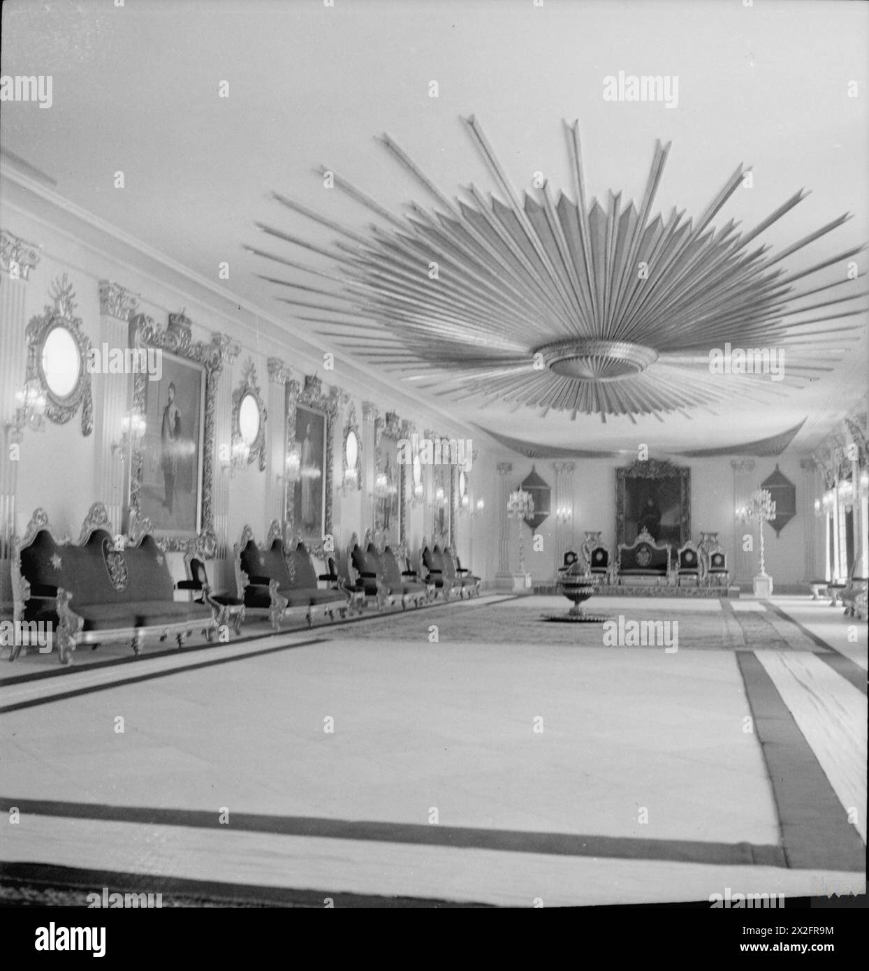 Cecil Beaton fotografò l'interno del Palazzo Maniale al Cairo, in Egitto, nel 1942, documentando le caratteristiche architettoniche e culturali durante la seconda guerra mondiale Foto Stock Cecil Beaton fotografò l'interno del Palazzo Maniale al Cairo, in Egitto, nel 1942, documentando le caratteristiche architettoniche e culturali durante la seconda guerra mondiale Foto Stock
