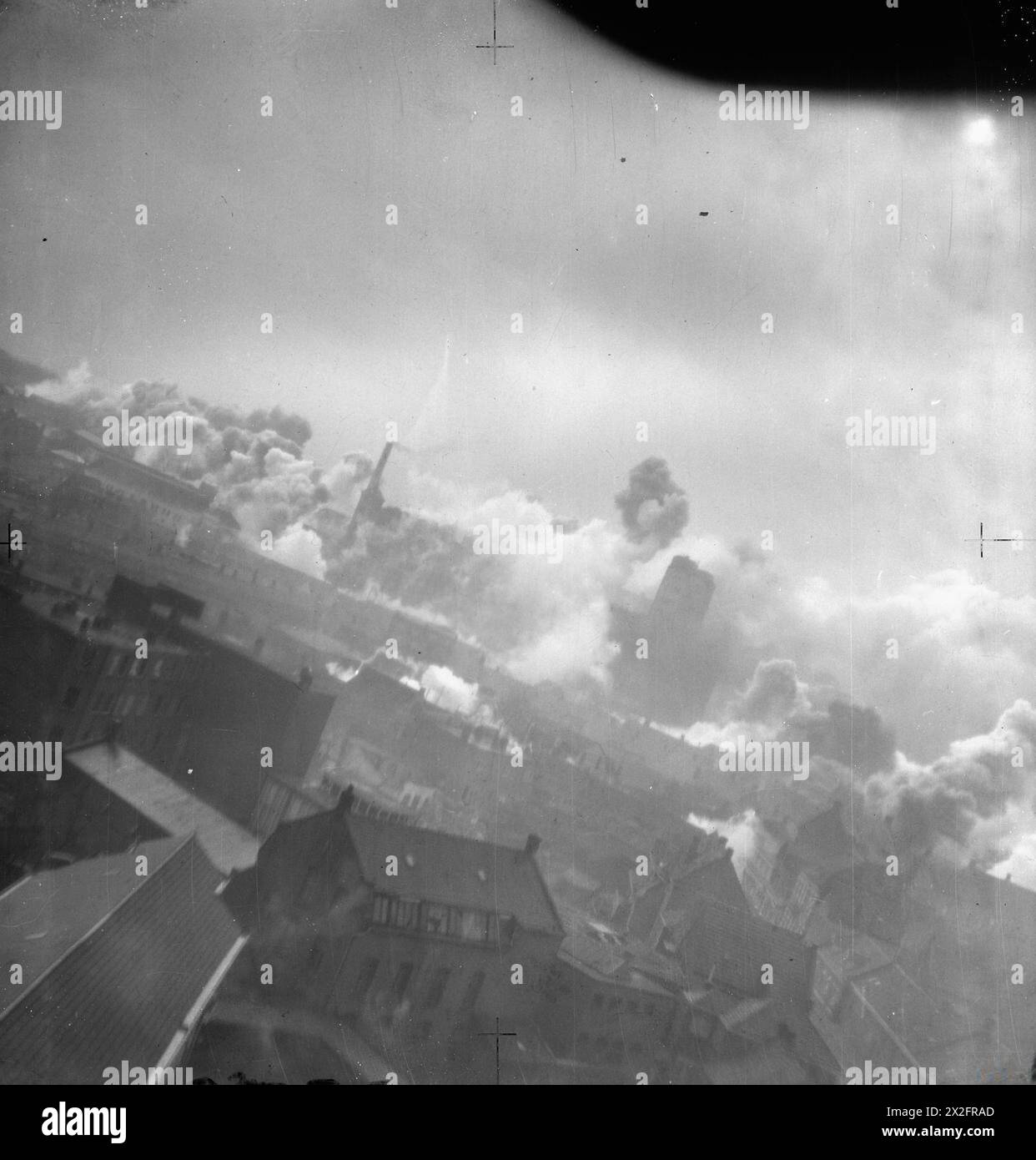 Durante l'operazione OYSTER, il No. 2 Group RAF ha condotto un attacco di bombardamento alla luce del giorno alla radio Philips e alle valvole di Eindhoven, in Olanda. Una fotografia di basso livello di una Lockheed Ventura del No. 21 Squadron RAF mostra l'area bersaglio. Foto Stock