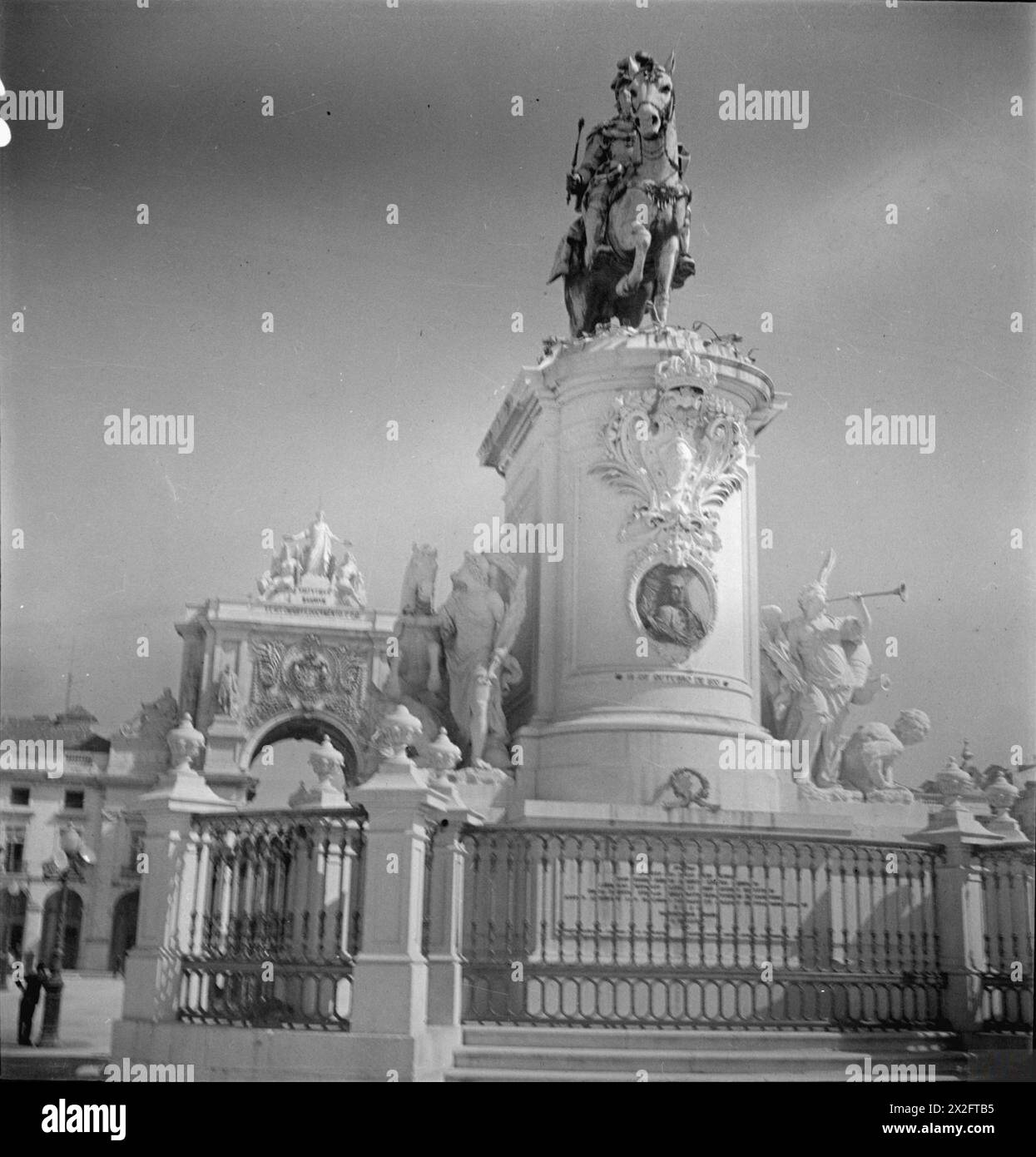 Cecil Beaton ha fotografato l'architettura, gli interni e i siti culturali mediorientali tra febbraio e luglio 1942, documentando le caratteristiche storiche e artistiche durante la seconda guerra mondiale Foto Stock Cecil Beaton ha fotografato l'architettura, gli interni e i siti culturali mediorientali tra febbraio e luglio 1942, documentando le caratteristiche storiche e artistiche durante la seconda guerra mondiale Foto Stock