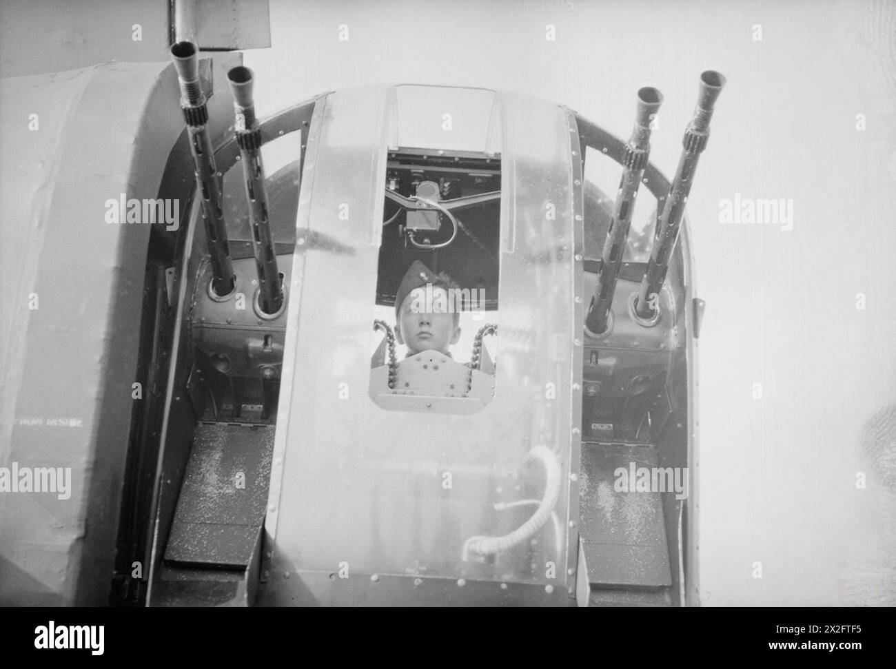 Il 17 settembre 1944, i cadetti del Luton Air Training Corps visitarono la No. 12 Operational Training Unit a Chipping Warden, Northamptonshire, dove il quindicenne Tommy McMordie provò la torretta posteriore di un bombardiere Wellington. Foto Stock