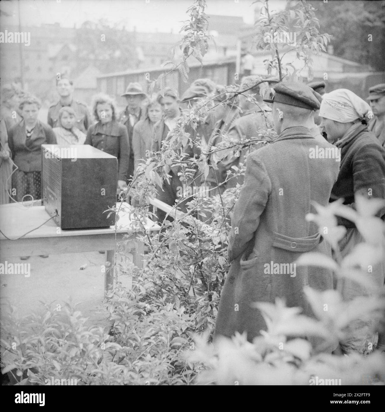 Gli sfollati russi ascoltano una connessione wireless in un centro di accoglienza ad Amburgo, ex campo di schiavi, prima di tornare a casa dopo la seconda guerra mondiale Foto Stock