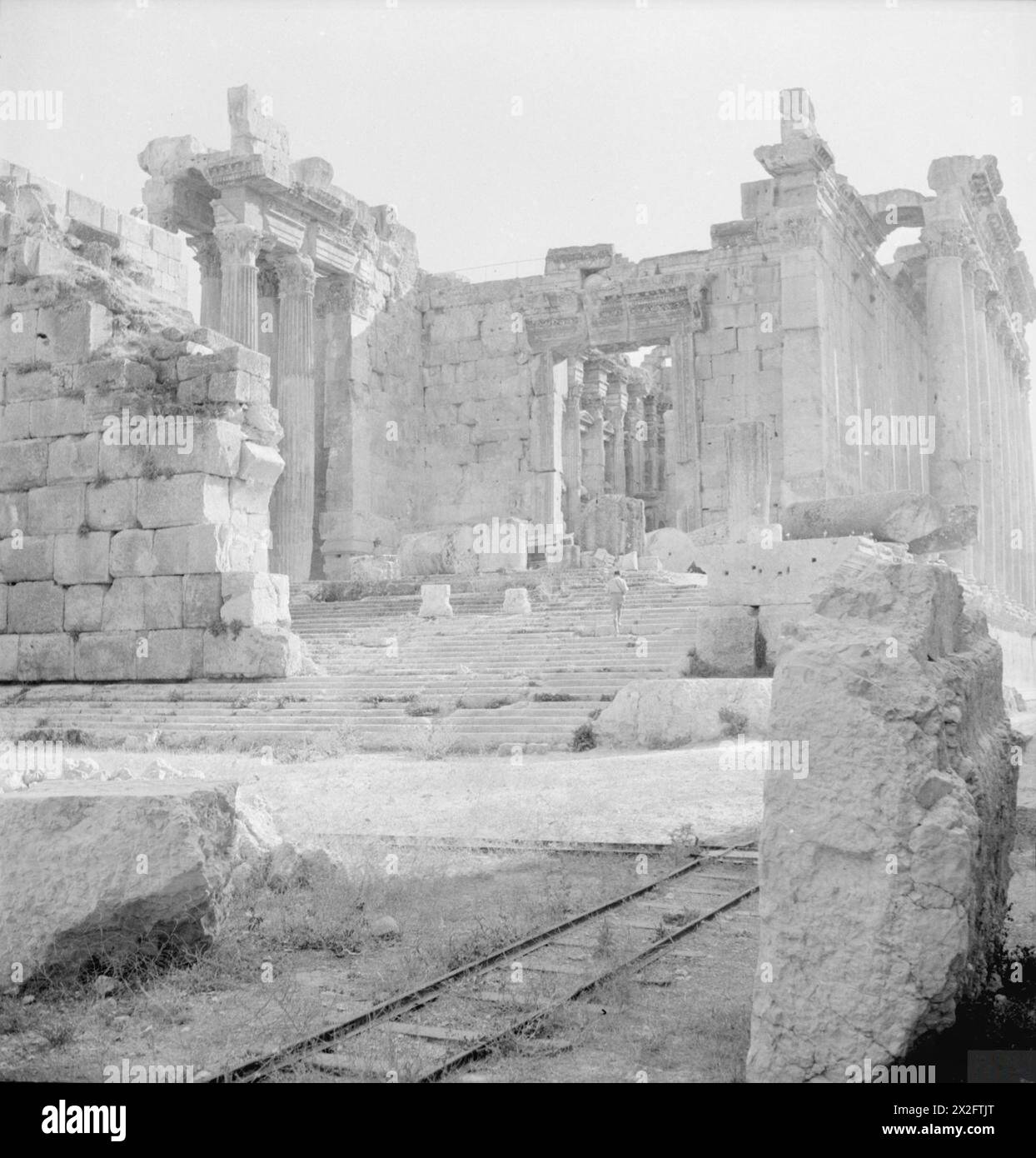 Cecil Beaton fotografò le rovine di Baalbeck, Siria, tra febbraio e luglio 1942, documentando l'architettura storica e il paesaggio in Medio Oriente durante la seconda guerra mondiale Foto Stock Cecil Beaton fotografò le rovine di Baalbeck, Siria, tra febbraio e luglio 1942, documentando l'architettura storica e il paesaggio in Medio Oriente durante la seconda guerra mondiale Foto Stock