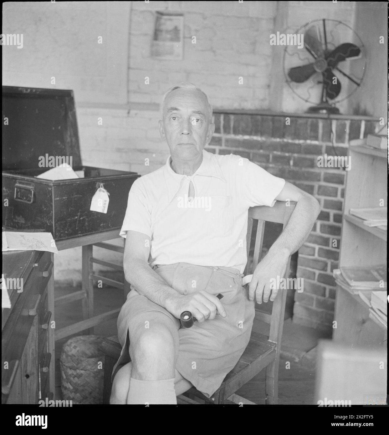 Un negativo in bianco e nero di Cecil Beaton mostra persone, paesaggi e scene culturali in India, Birmania e Cina durante il suo tour del 1943-1944. Foto Stock Un negativo in bianco e nero di Cecil Beaton mostra persone, paesaggi e scene culturali in India, Birmania e Cina durante il suo tour del 1943-1944. Foto Stock