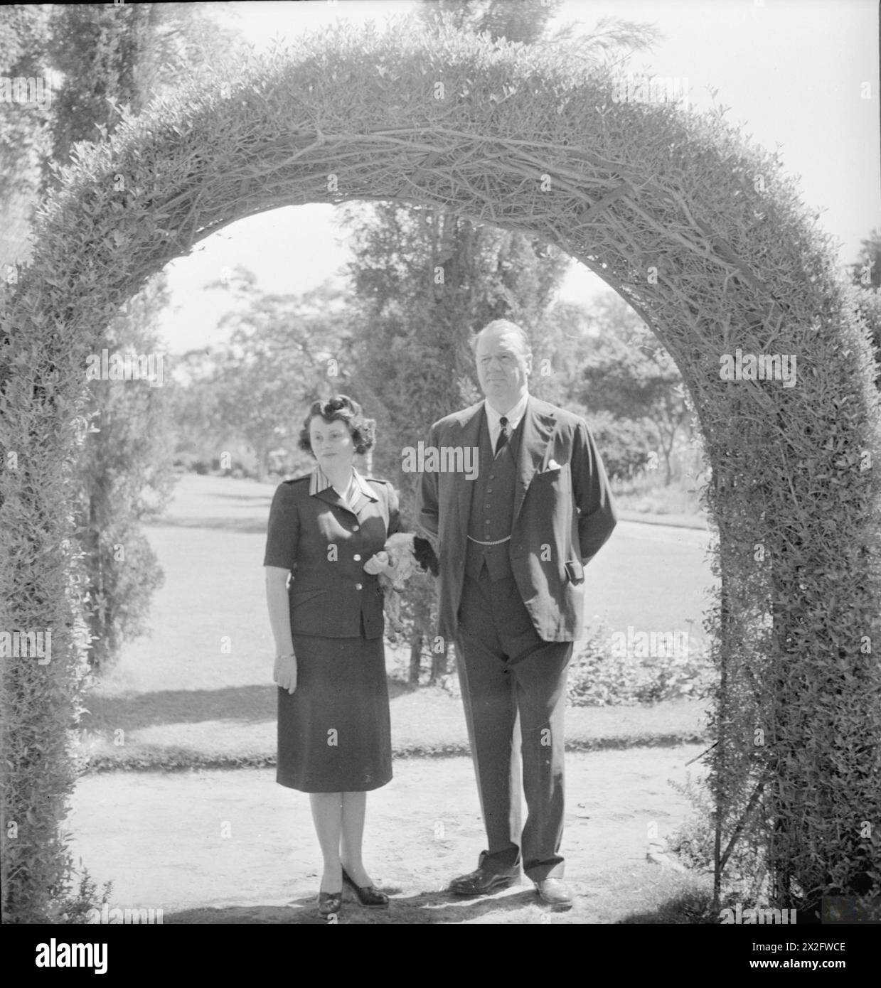 Cecil Beaton fotografò persone, paesaggi e scene urbane e rurali in Medio Oriente tra febbraio e luglio 1942 durante la seconda guerra mondiale Foto Stock Cecil Beaton fotografò persone, paesaggi e scene urbane e rurali in Medio Oriente tra febbraio e luglio 1942 durante la seconda guerra mondiale Foto Stock