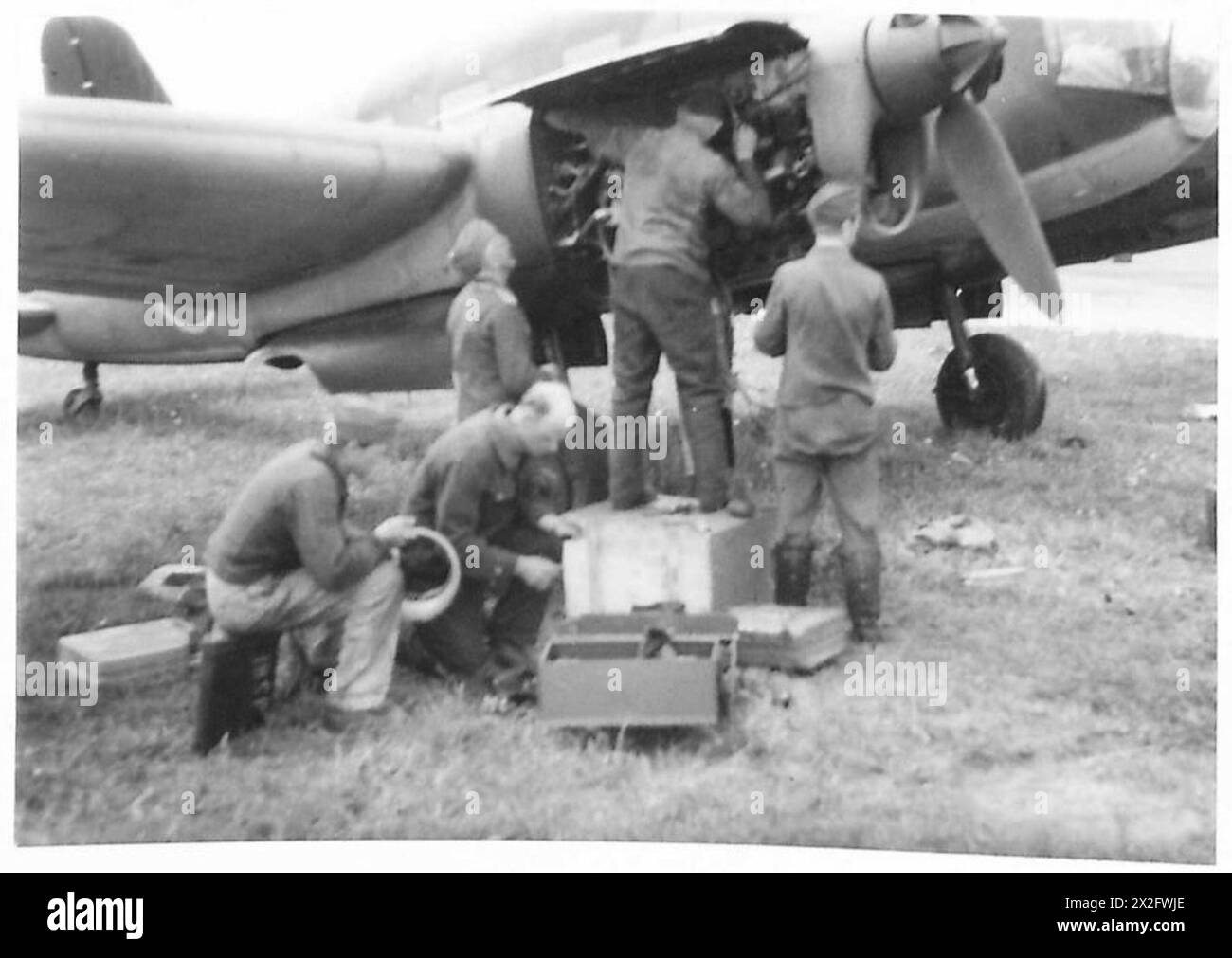 Gli aerei tedeschi della Luftwaffe catturati all'aeroporto di Copenaghen sono mantenuti da personale tedesco sotto la supervisione della Royal Air Force, come parte delle operazioni post-occupazione da parte del 21st Army Group britannico. Foto Stock