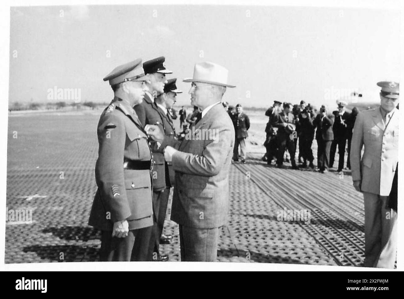 Il generale H.D.G. Crerar dell'esercito canadese riceve la U.S. Distinguished Service Medal dal dal presidente Truman a Francoforte, con il riconoscimento di altri ufficiali britannici e canadesi. Foto Stock