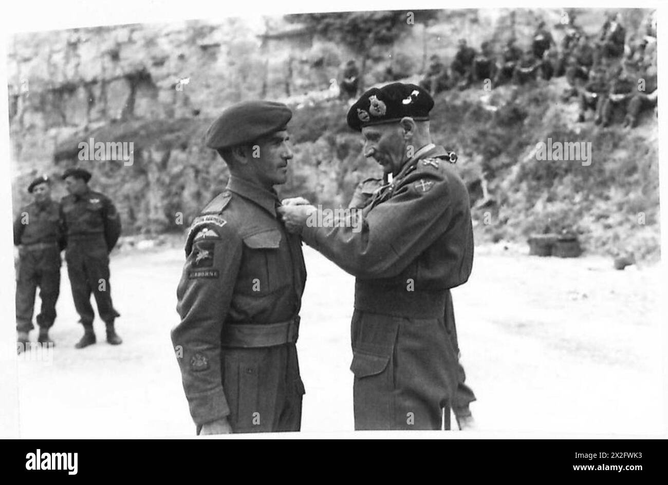 Il generale Montgomery decora l'RSM G. Johnson del No. 7 Parachute Battalion con la Military Medal durante un'investitura ad Amfreville, British Army 21st Army Group. Foto Stock