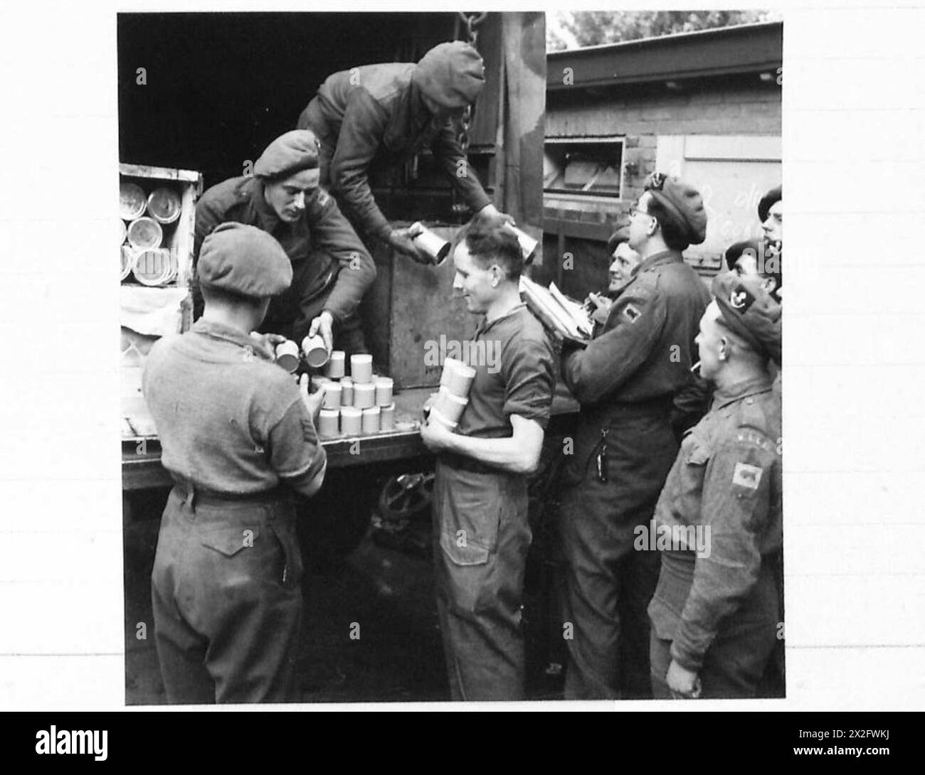 K.S.L.T. IN Un CAMPO DI RIPOSO - rifornimenti di razioni e sigarette arrivano alla casa di cottura del 4th K.S.L.I British Army, 21st Army Group Foto Stock