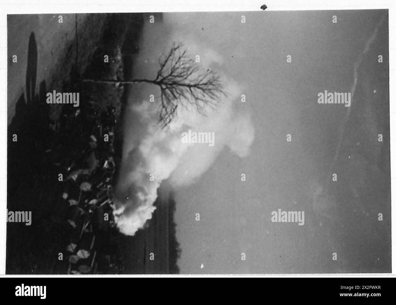 Il 21st Army Group dell'esercito britannico si preparò all'offensiva del Reno installando delle discariche di fumo per nascondere i movimenti delle truppe a marzo durante la seconda guerra mondiale Foto Stock