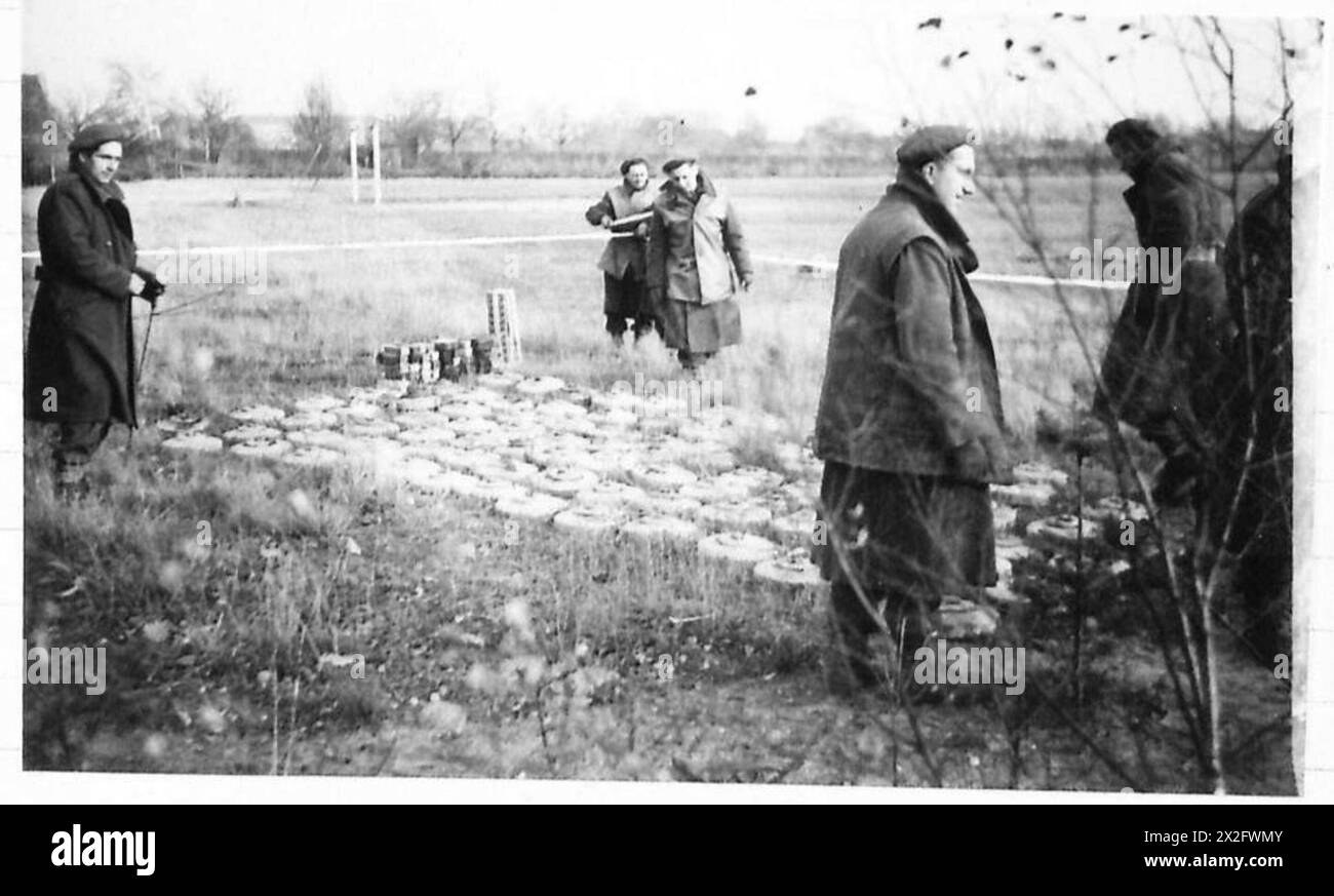 Il personale dell'esercito britannico del 21st Army Group segna e svuota le mine a Meijel usando nastro bianco come misura di sicurezza. Foto Stock