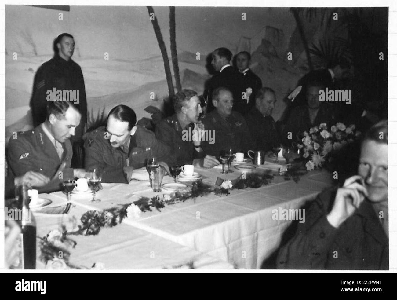 Alti ufficiali dell'esercito britannico del 21st Army Group, tra cui il feldmaresciallo Montgomery e i generali, parteciparono ad una cena formale ad Alamein nel 1942. Foto Stock