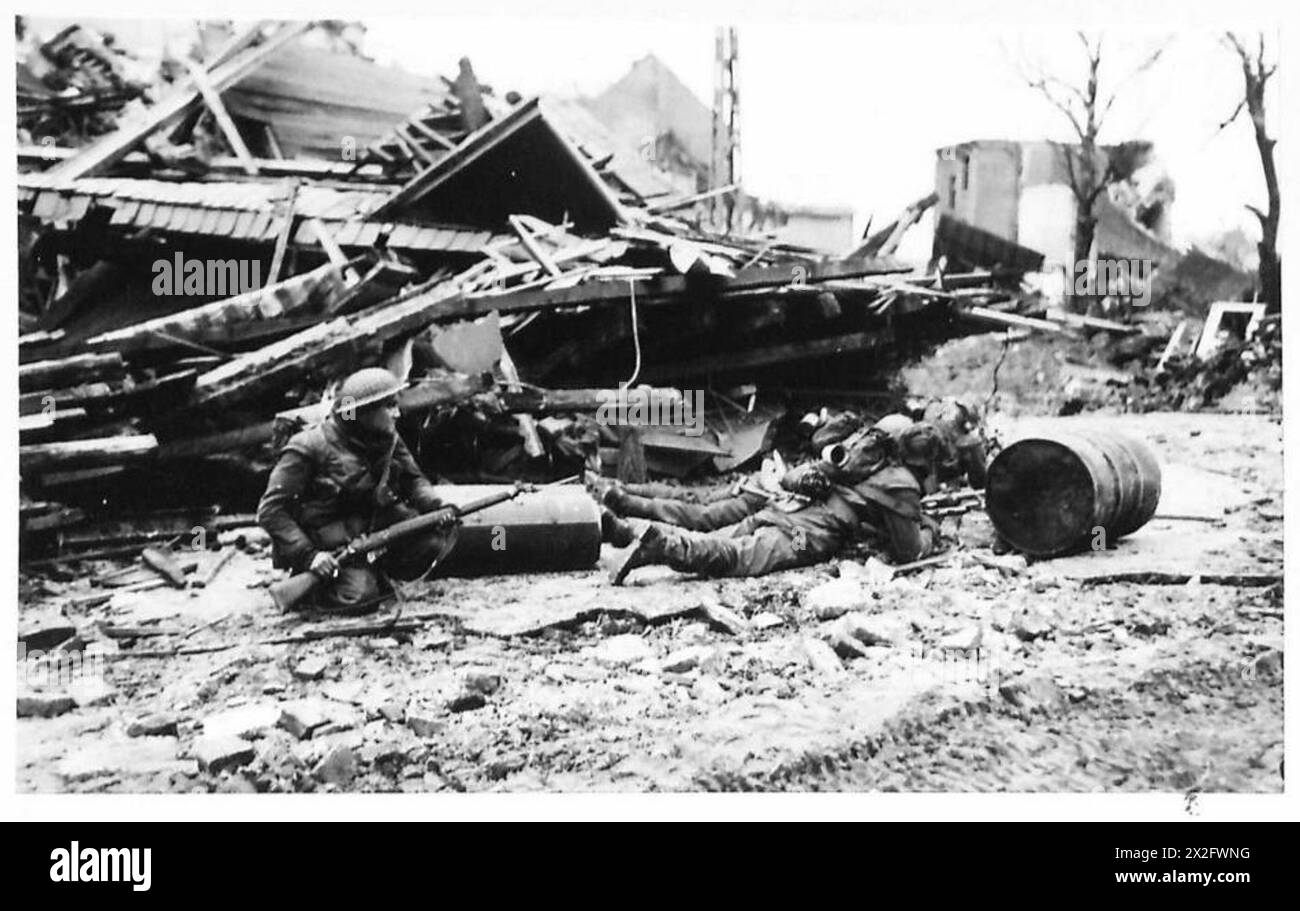 Infantry of 1 Company, 2nd Gordon Highlanders, 15th Scottish Division, British Army, prende un punto di copertura a Kleve durante un attacco, documentando le operazioni di combattimento in prima linea nella seconda guerra mondiale Foto Stock
