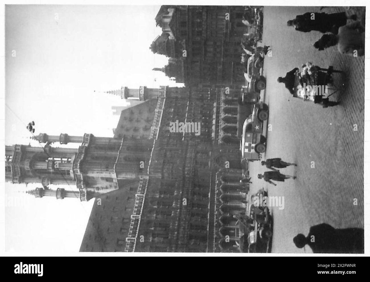 Membri del corpo Cpl. Stead e Pte. Il blocco del servizio territoriale ausiliario è visibile camminando davanti all'Hotel de Ville nella grande Place di Bruxelles, durante le operazioni dell'Esercito britannico del 21° gruppo d'Armata. Foto Stock