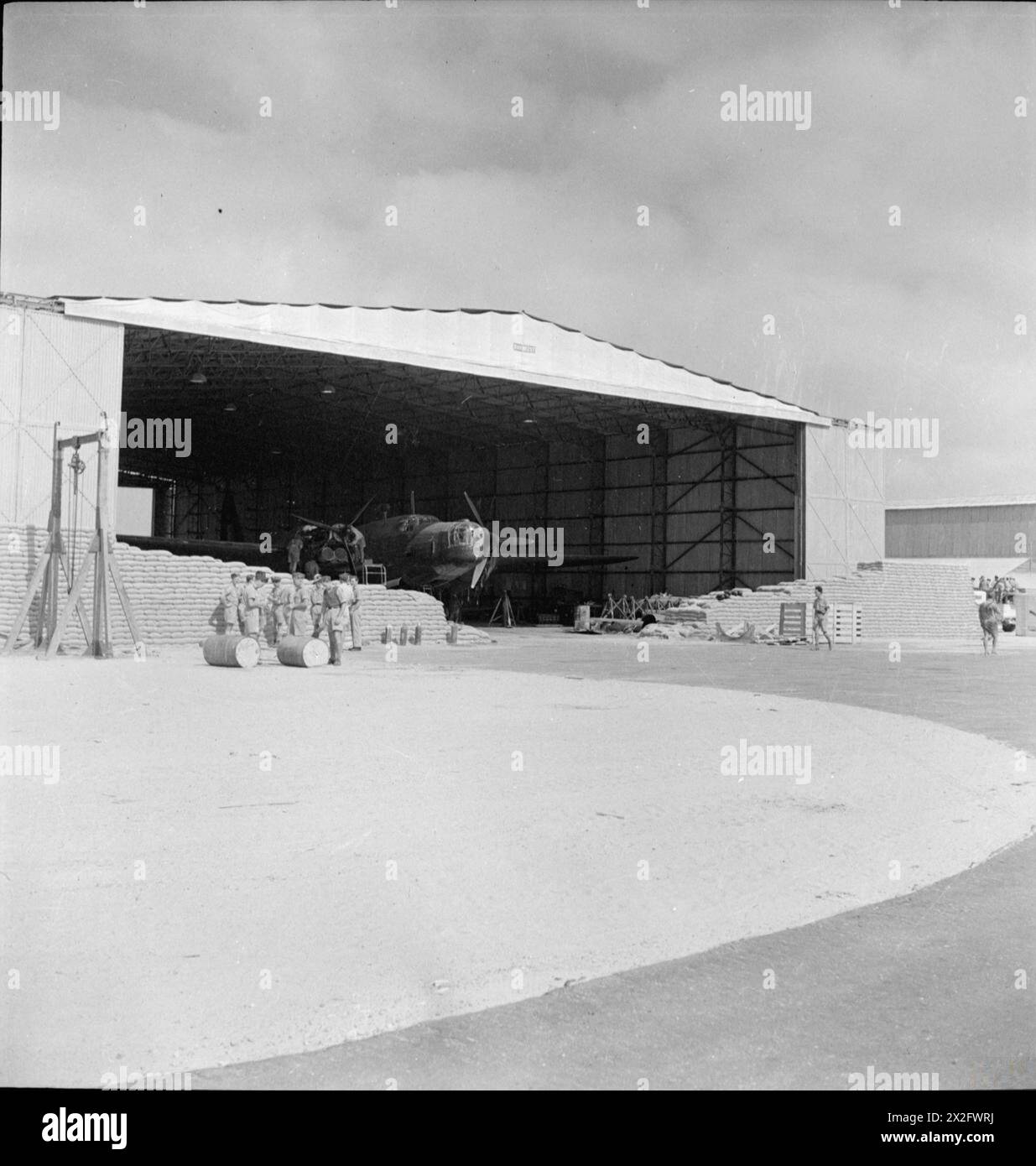 Un bombardiere Vickers Wellington del No. 38 Squadron è conservato in un hangar di sabbia a RAF Shallufa, Egitto, 1942, documentato da Cecil Beaton. Foto Stock