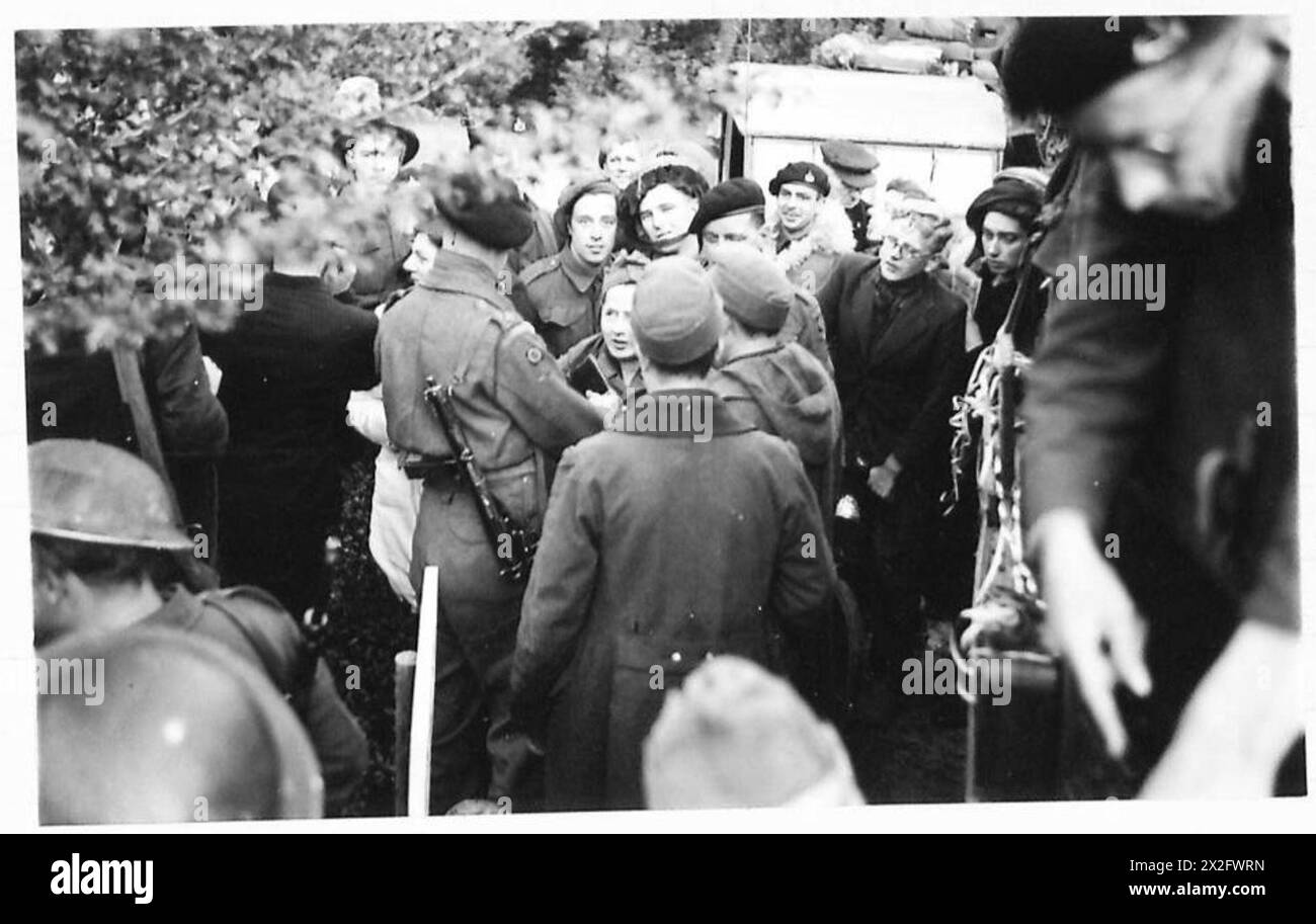 Tre prigionieri tedeschi vengono interrogati dall'esercito britannico durante la liberazione di Dirschot nella seconda guerra mondiale, sotto il comando del 21st Army Group. Foto Stock
