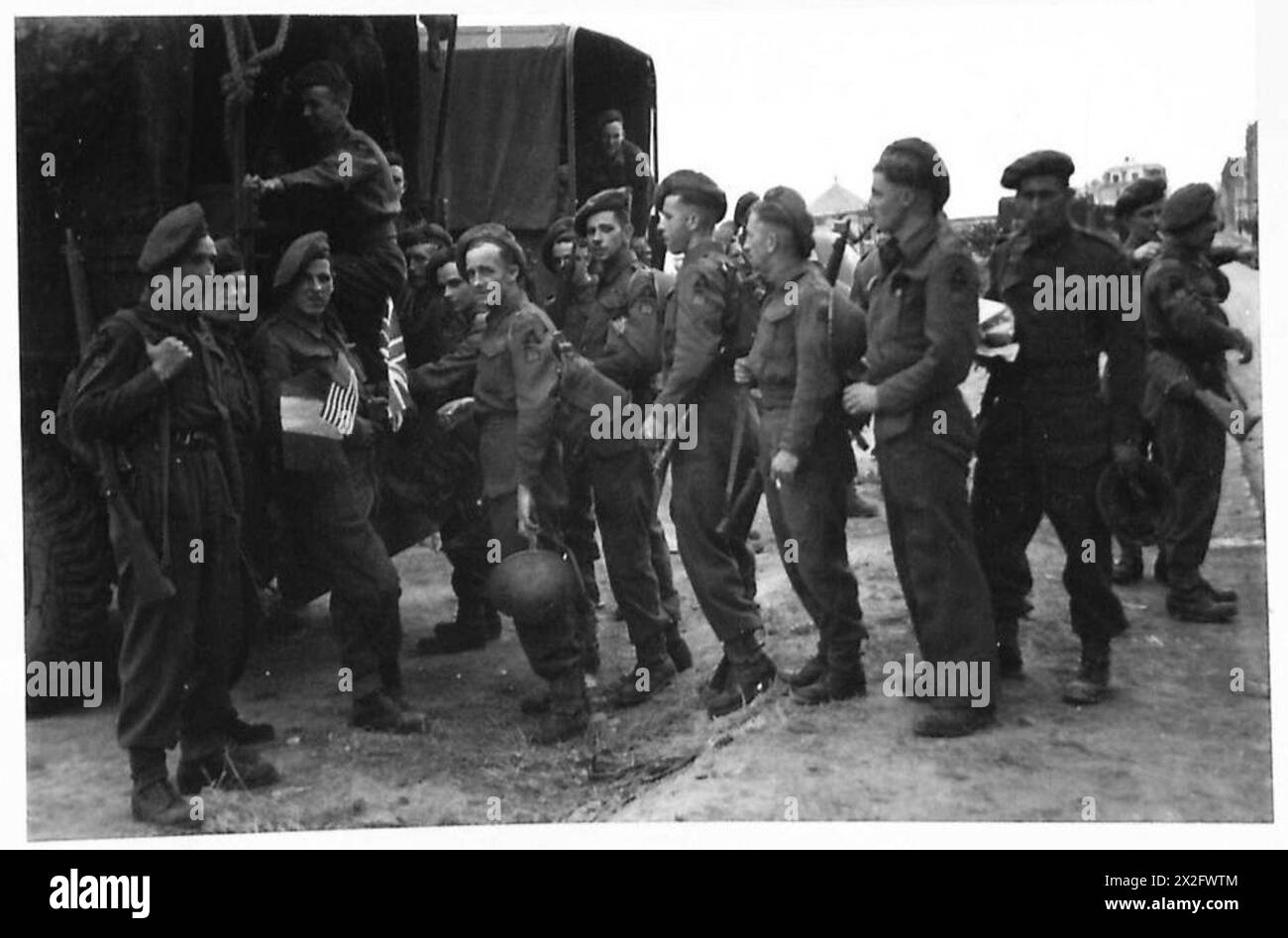 Le truppe britanniche si imbarcano su veicoli per tornare alle loro unità dopo aver visitato un ex hotel di lusso francese che funge da Rest Club. Foto Stock