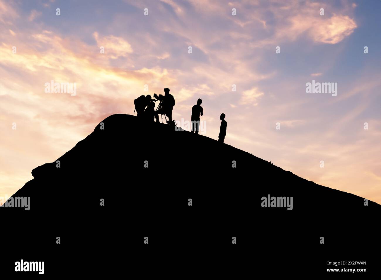 Squadra sagomata che conduce ricerche sui vulcani durante il pittoresco scenario del tramonto Foto Stock