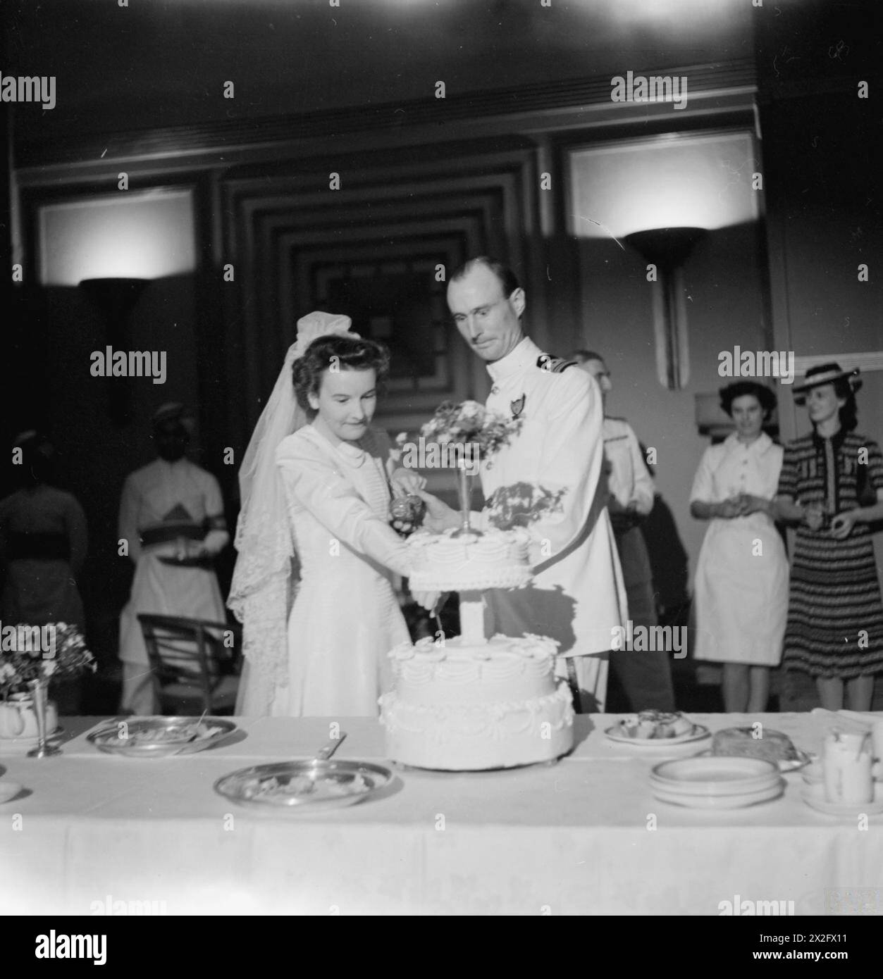 Il tenente comandante Michael Haworth RN e il terzo ufficiale Cynthia Noble WRNS si sono sposati a St James Church, Old Delhi, il 17 novembre 1943. Entrambi prestarono servizio nello staff dell'ammiraglio Sir James Somerville della Eastern Fleet. La reception, compreso il taglio delle torte, era al Maiden's Hotel con la sposa regalata dal contrammiraglio G J A Miles. Foto Stock