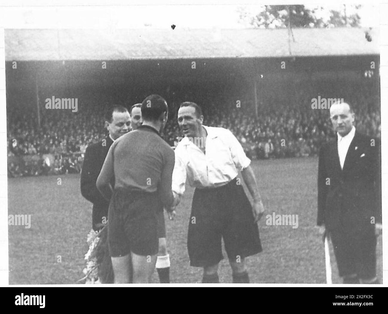 Una partita di calcio britannica e belga si svolge a Bruxelles, con copertura filmata per il British Army 21st Army Group. Foto Stock