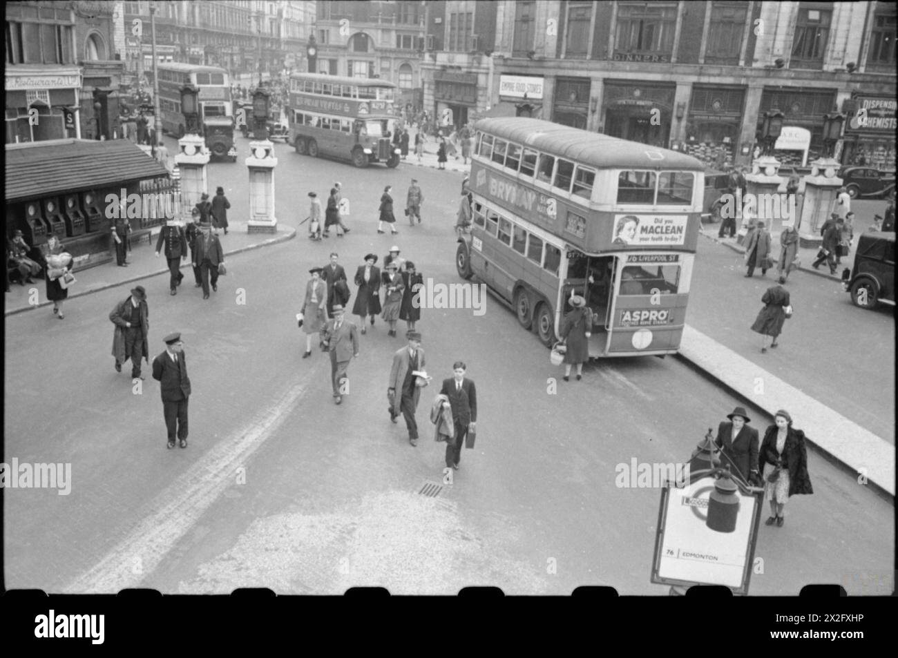 LONDON BUSES IN WARTIME, INGHILTERRA, 1941 - Una scena movimentata alla stazione degli autobus di Victoria, che mostra gli autobus che entrano e escono dalla stazione e i civili che camminano dall'altra parte della strada per arrivare al loro autobus. Questa fotografia sembra guardare verso Victoria Street ed è stata probabilmente scattata nel settembre 1941 Foto Stock