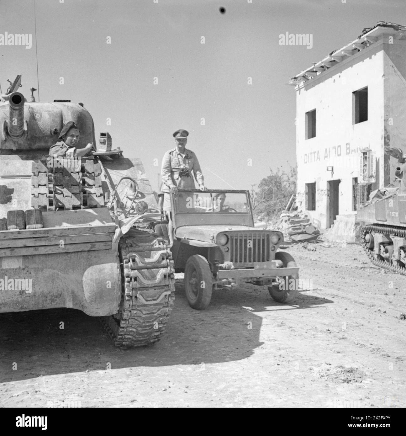 FORZE DEL COMMONWEALTH IN ITALIA 1944 - il tenente generale Bernard Freyberg VC, comandante del II corpo neozelandese, passando i carri Sherman nella sua jeep, il 25 luglio 1944 Freyberg, Bernard Cyril Foto Stock