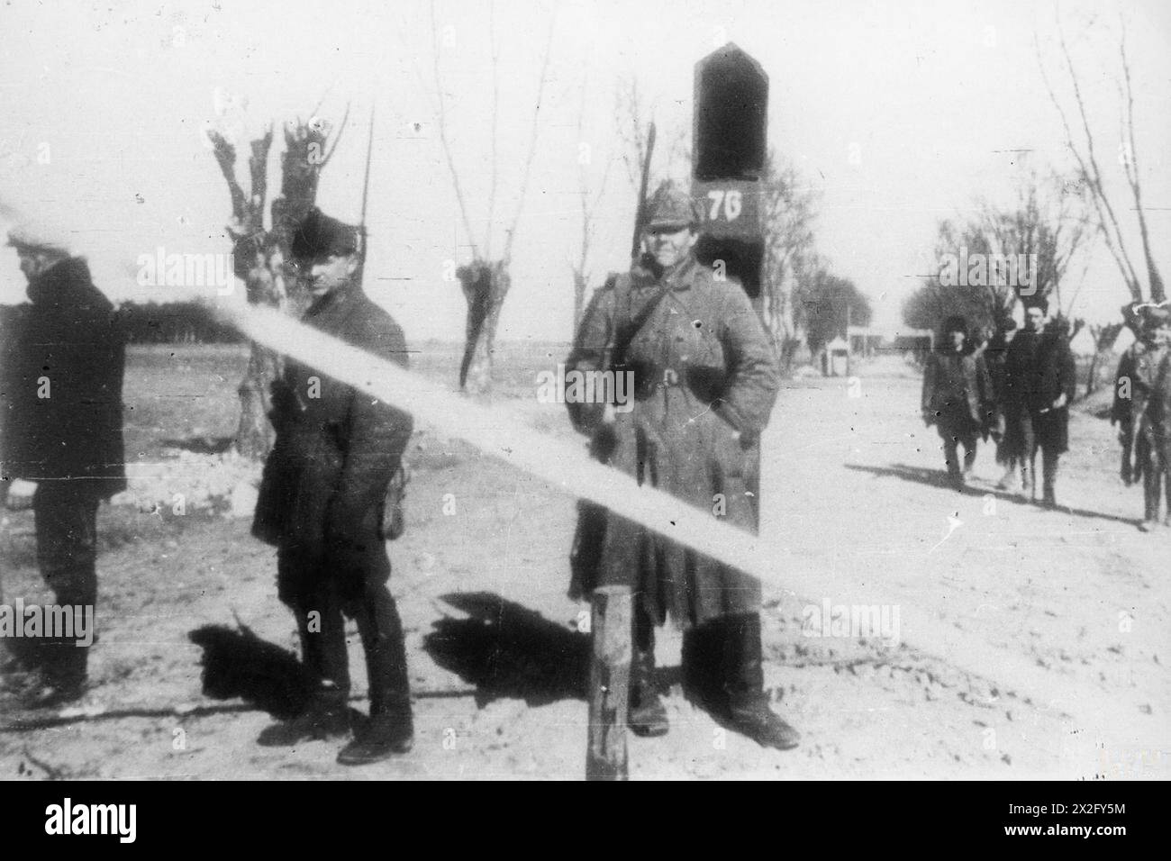 Alla fine del 1939, i soldati dell'Armata Rossa sorvegliavano un posto di blocco di confine tra le aree occupate dai sovietici e dai tedeschi della Polonia durante l'invasione. Foto Stock