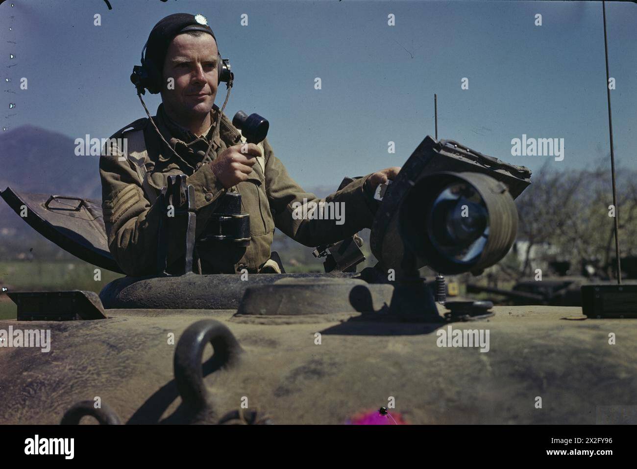 Il sergente A G Williams di 17/21 Lancieri è nella torretta di un carro armato Sherman presso il quartier generale dell'Ottava Armata vicino a San Angelo, Italia, aprile 1944. Foto Stock Il sergente A G Williams di 17/21 Lancieri è nella torretta di un carro armato Sherman presso il quartier generale dell'Ottava Armata vicino a San Angelo, Italia, aprile 1944. Foto Stock