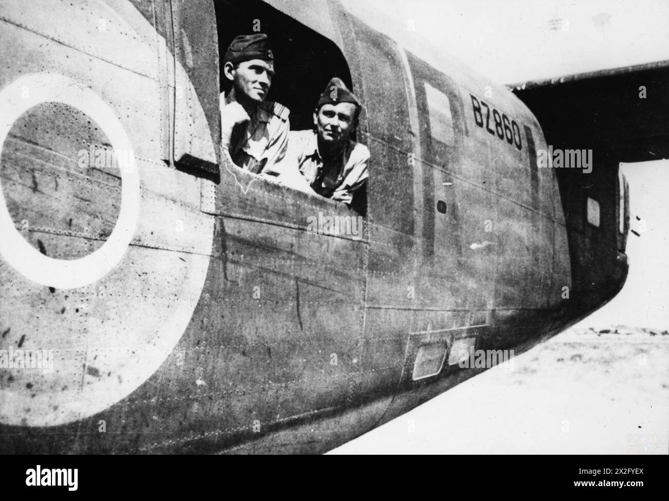 LA RIVOLTA DI VARSAVIA, AGOSTO-OTTOBRE 1944 - fotografia scattata nel settembre 1944 durante il coinvolgimento del volo in rifornimenti per l'esercito polacco a Varsavia. Il capo dello Squadrone Stanisław Król (a sinistra), il CO del volo per compiti speciali polacco del 1586, e l'ufficiale di guardia Stanisław Kłosowski guardano fuori da un portello di mitragliatrice del loro Liberatore (GR-U, BZ 860) a Brindisi, forza aerea polacca, volo per compiti speciali del 1586, Król, Stanisław, Kłosowski, Stanisław Foto Stock