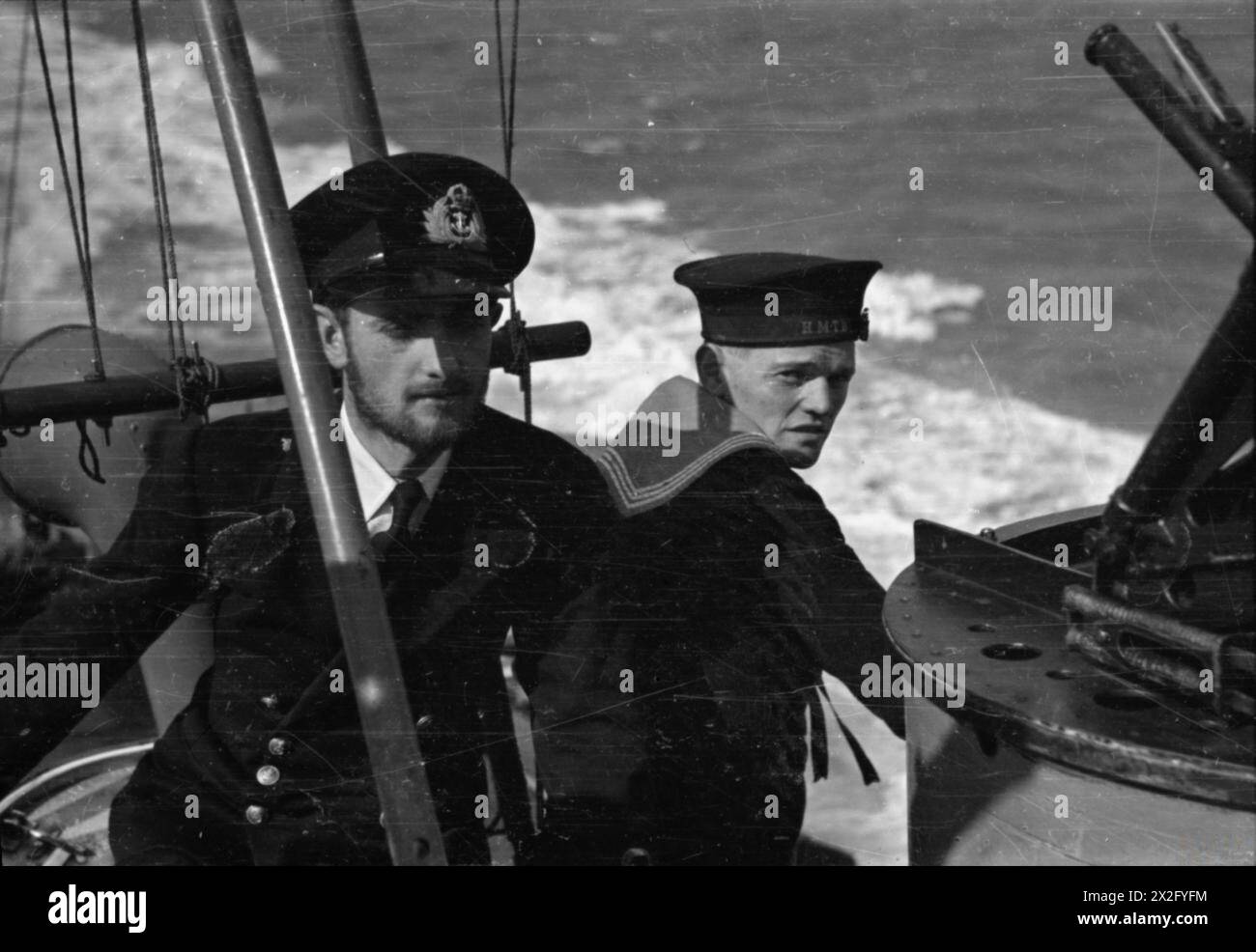 Il primo ufficiale viene visto sul ponte di una motosilurante (MTB) a Felixstowe nel 1940, mostrando la posizione e le operazioni dell'ufficiale a bordo. Foto Stock