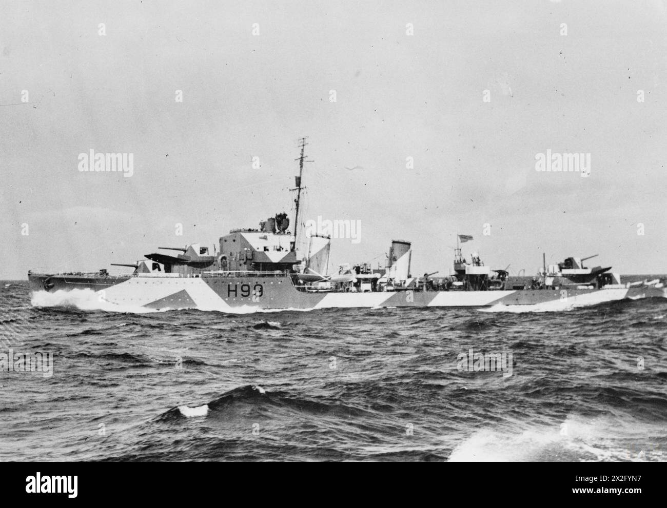 CACCIATORPEDINIERE HM IN ESERCIZIO E SERVIZIO NOTTURNO. 15 APRILE 1942, A BORDO DEL CACCIATORPEDINIERE HMS SIKH, NEL MEDITERRANEO ORIENTALE. - HMS HERO vista dalla HMS SIKH Royal Navy, HERO (HMS) Foto Stock