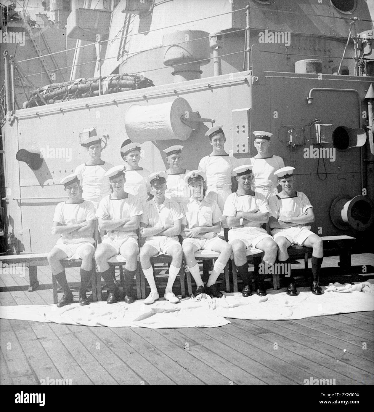 L'equipaggio della HMS Suffolk, un incrociatore con la Eastern Fleet dell'ammiraglio Somerville, posò a Trincomalee, il 12 dicembre 1943, organizzato da città e distretti di marinai sudafricani. Foto Stock
