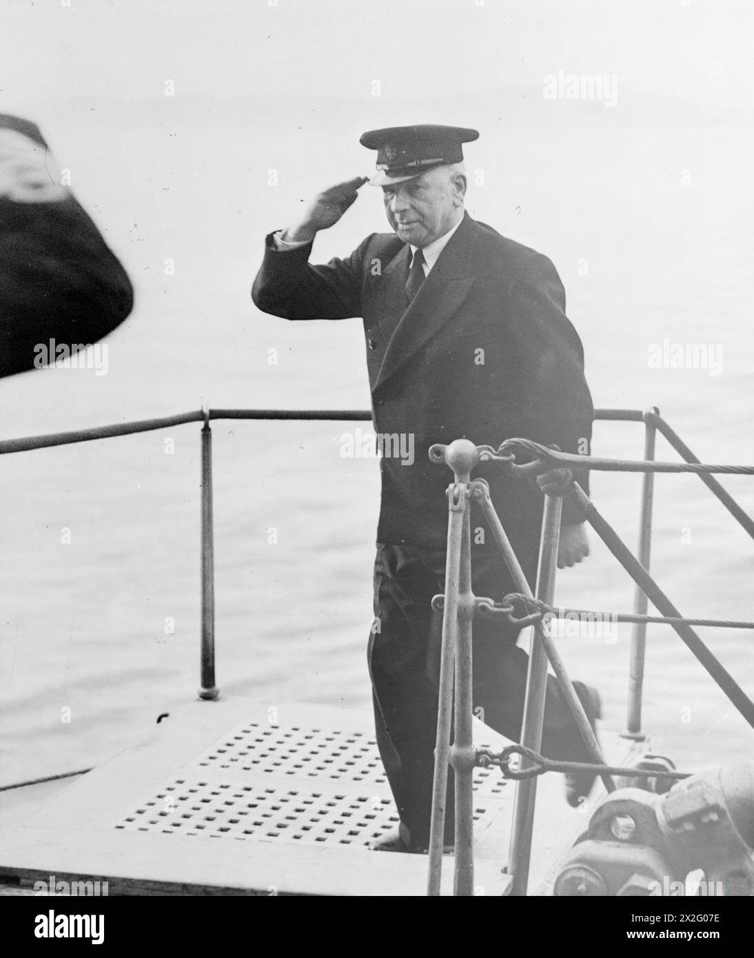 Il primo Lord dell'Ammiragliato A.V. Alexander visita la Home Fleet a Scapa Flow, aprendo strade di barriera difensive attraverso le strade rialzate delle Orcadi per proteggersi dagli attacchi degli U-Boot, l'11 maggio 1945. Foto Stock
