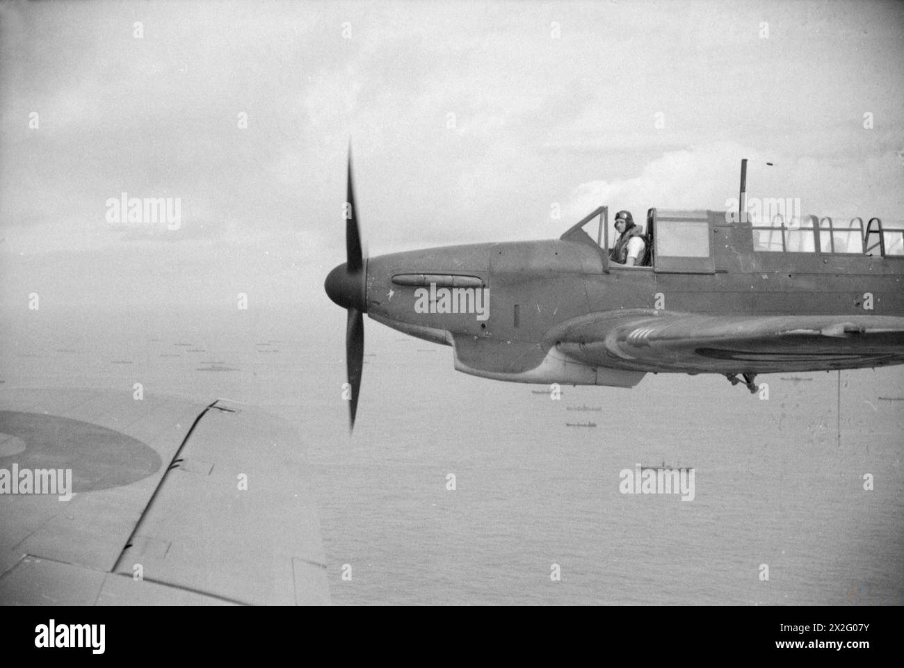 IMMAGINI DEL BRACCIO PNEUMATICO DELLA FLOTTA. APRILE 1941, FOTOGRAFIA AEREA. - Fairey Fulmar del 807 Squadron della HMS ARK ROYAL, in volo Foto Stock