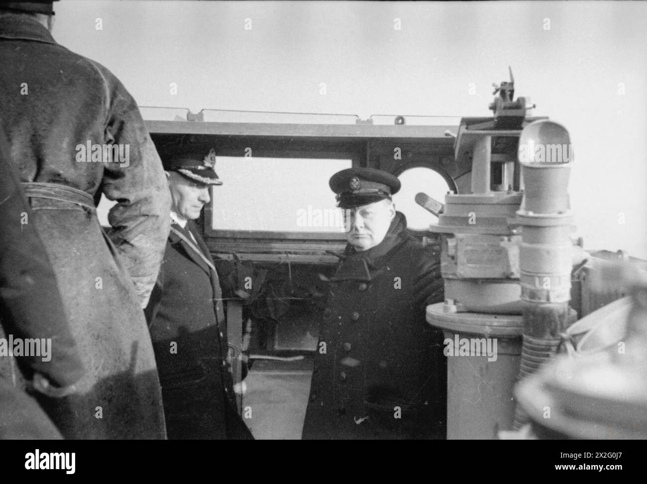 Il primo ministro e il capitano sono sul ponte della HMS Napier mentre Lord Halifax parte per gli Stati Uniti per diventare ambasciatore nel gennaio 1941. Foto Stock