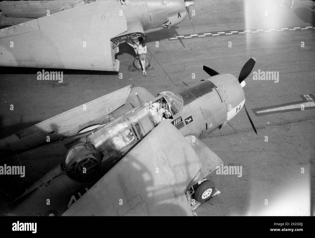 LA PORTAEREI BRITANNICA HMS ILLUSTRIOUS NELLE ACQUE ORIENTALI. MARZO 1945. - Un Vendicatore parcheggiato sul ponte di volo mostra le sue "decorazioni di guerra", 4 missioni di bombardamento e 1 credito insolito di una bomba volante abbattuta Foto Stock