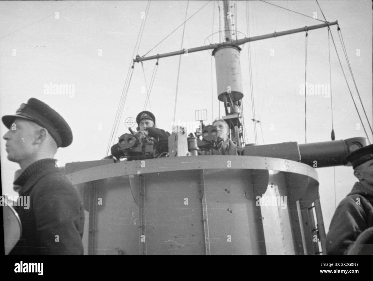 Il primo luogotenente della HMS Westminster e del tenente Homes gestiscono il mirino mentre scortano un convoglio da Sheerness a Rosyth nell'ottobre 1940. Foto Stock