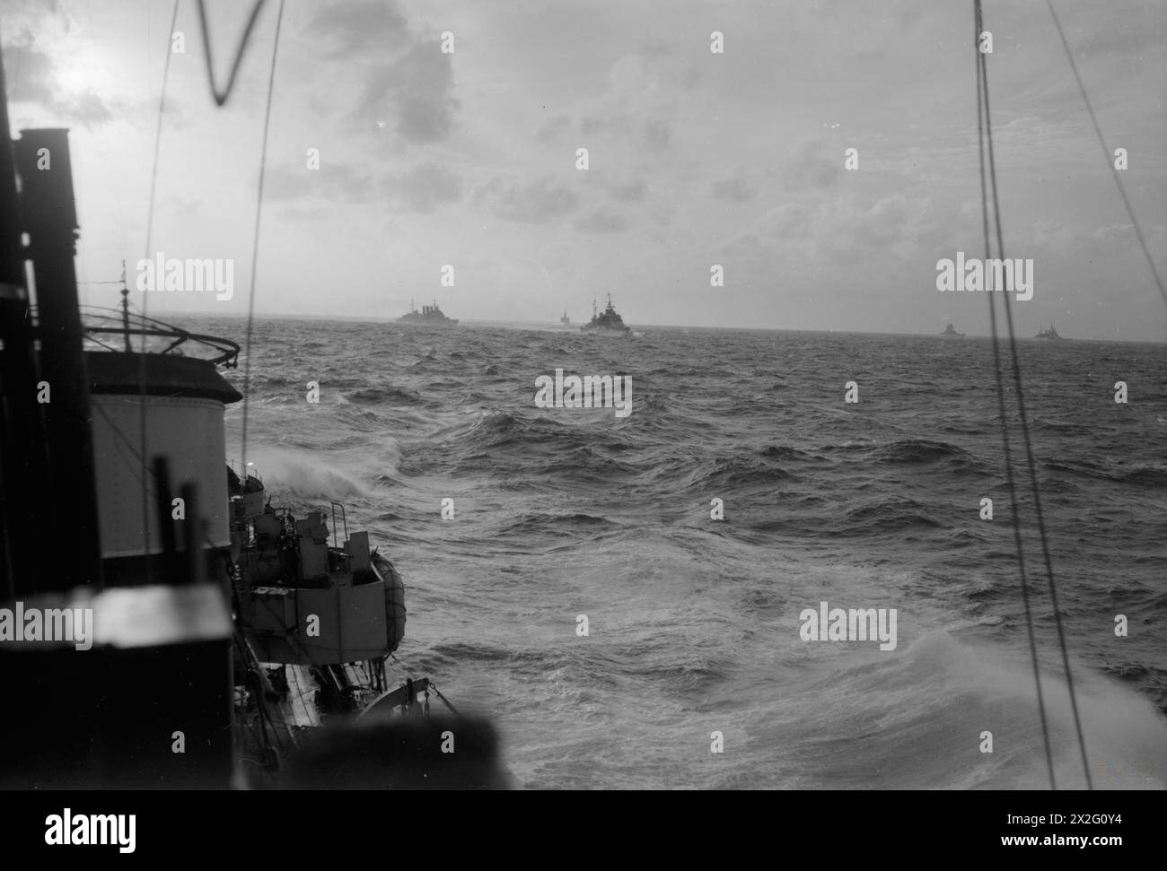 A BORDO DEL DESTROYER HMS RACEHORSE MENTRE LA FLOTTA ORIENTALE STAVA TORNANDO DAL BOMBARDAMENTO DI SABANG. DAL 25 AL 27 LUGLIO 1944, IN MARE AL LARGO DI SABANG. - Flotta vista dalla HMS RACEHORSE. All'orizzonte, HMS RENOWN e FS RICHELIEU, con (più vicino alla telecamera) incrociatori HMS KENYA e CUMBERLAND e HMS GAMBIA Foto Stock