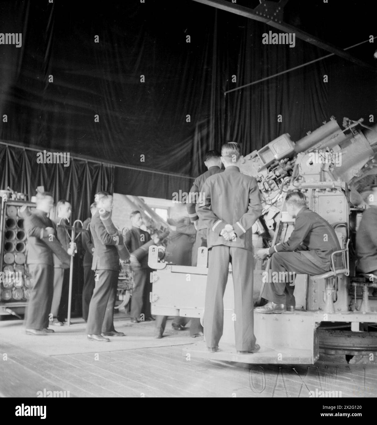 Gli ufficiali della marina cinese si sottopongono ad addestramento di artiglieria a Chatham in Inghilterra nell'agosto 1945, inclusa l'istruzione di caricare un cannone gemello da 4 pollici con la Royal Navy. Foto Stock