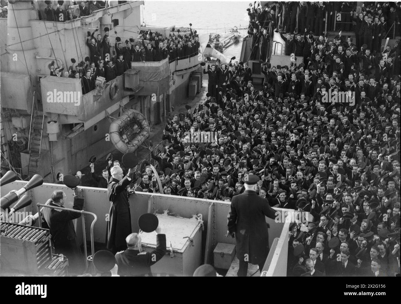 Il primo Lord dell'Ammiragliato A.V. Alexander visita la Home Fleet a Scapa Flow il 15 gennaio 1943, parlando con gli equipaggi delle navi che rispondono con tre applausi. Foto Stock