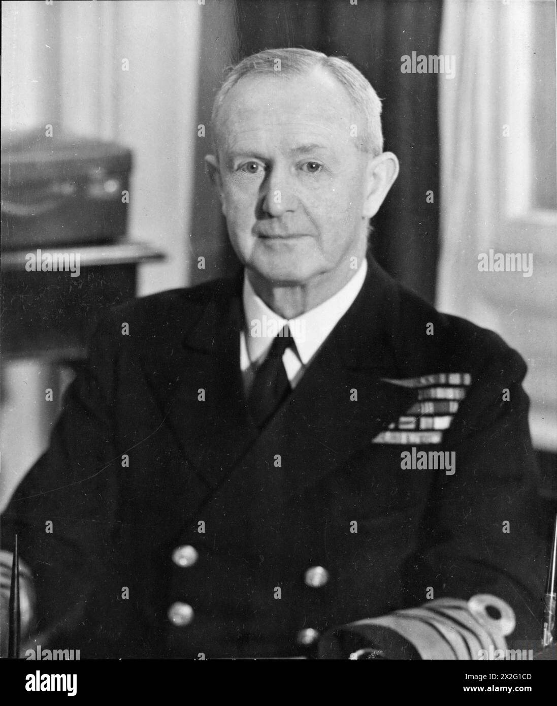 Ammiraglio della flotta Sir Andrew Browne Cunningham, First Sea Lord e Capo di Stato maggiore della Marina, è raffigurato nel suo ufficio presso l'Ammiragliato nel marzo 1944. Foto Stock