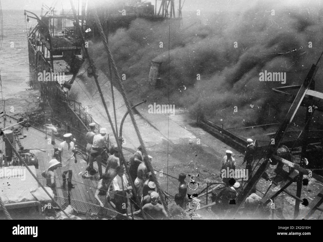 La HMS Lavender, una corvetta britannica, combatté un incendio a bordo di una nave panamense nel Mar dei Caraibi, estinguendo le fiamme e trainando la nave. I membri dell'equipaggio, tra cui il comandante J Whayman e Lieut W F Weller, sono stati menzionati nei dispacci. Foto Stock