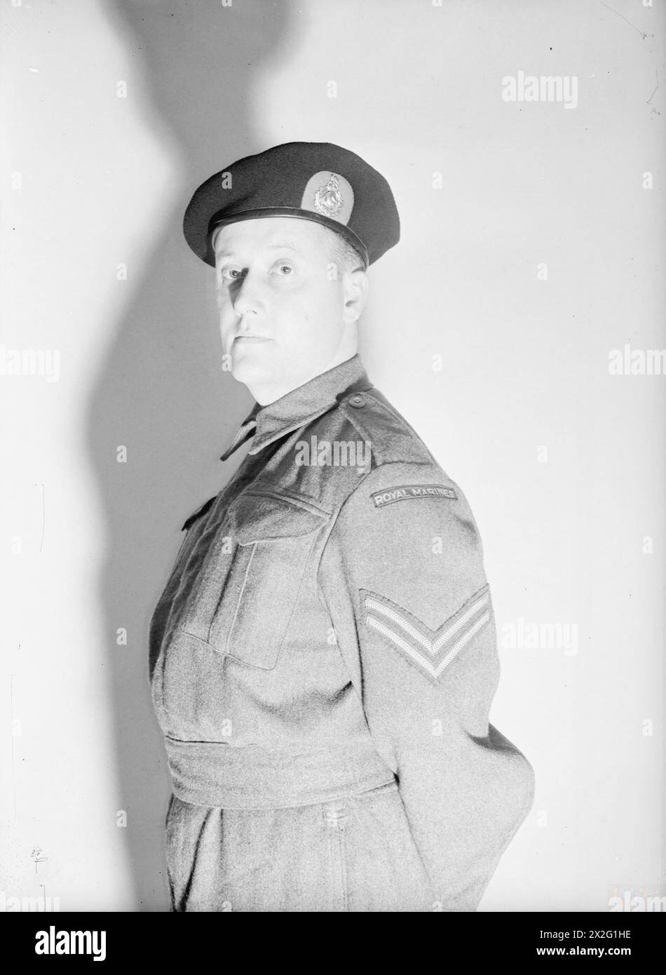 I Royal Marines adottarono un berretto blu navy con una toppa scarlatta dietro il distintivo "Globe and Laurel" il 21 luglio 1943 presso le Queen Anne's Mansions, sostituendo il berretto di servizio sul campo per la maggior parte dei ranghi. Foto Stock