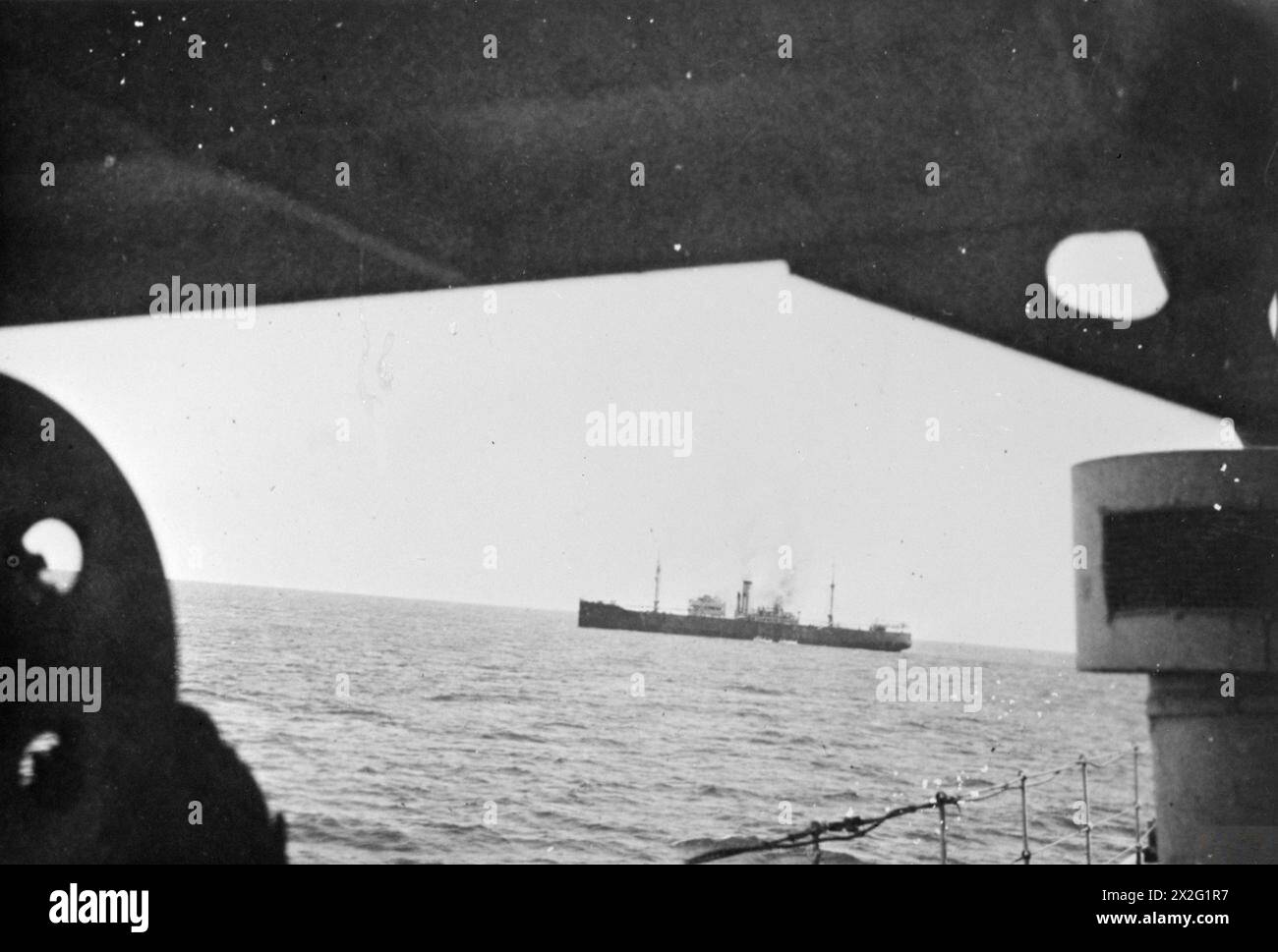 Il cargo tedesco Idarwald fu intercettato da una nave da guerra britannica al largo di Cuba tra l'8 e il 9 dicembre 1940. L'equipaggio tedesco affondò e diede fuoco alla nave, abbandonandola in barca. La nave da guerra britannica combatté il fuoco e prese l'Idarwald al seguito prima che affondasse. Foto Stock